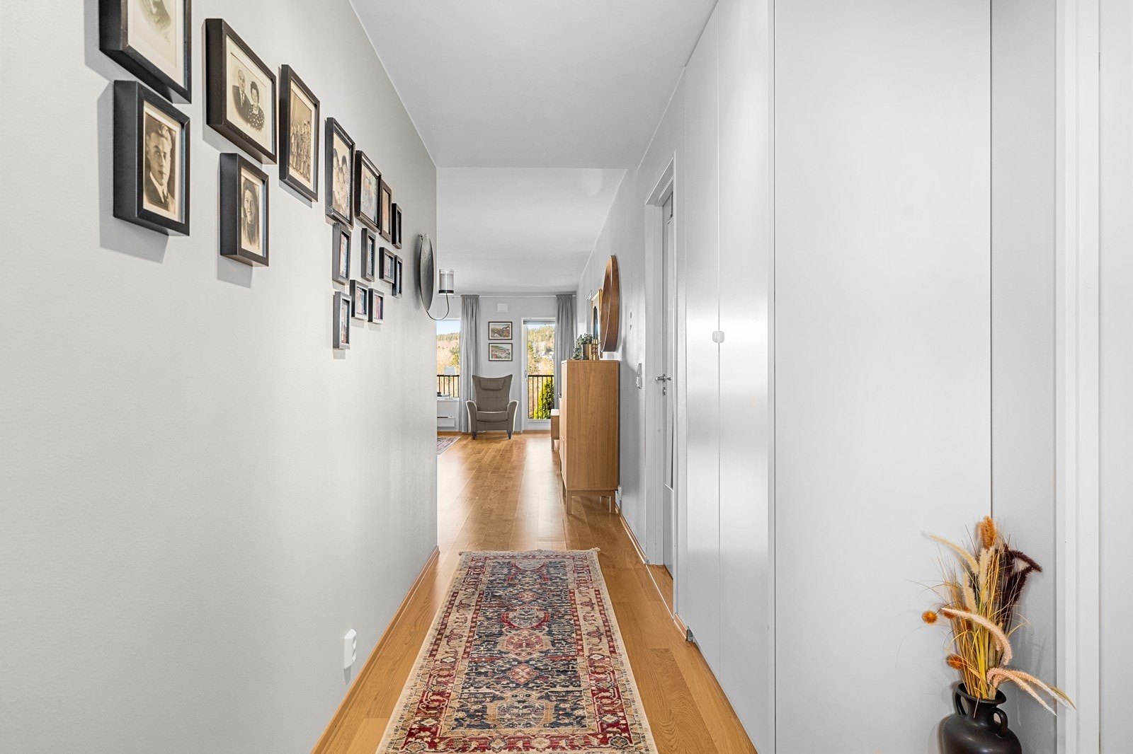 Hall med plass for garderobeskap. Galleribilde