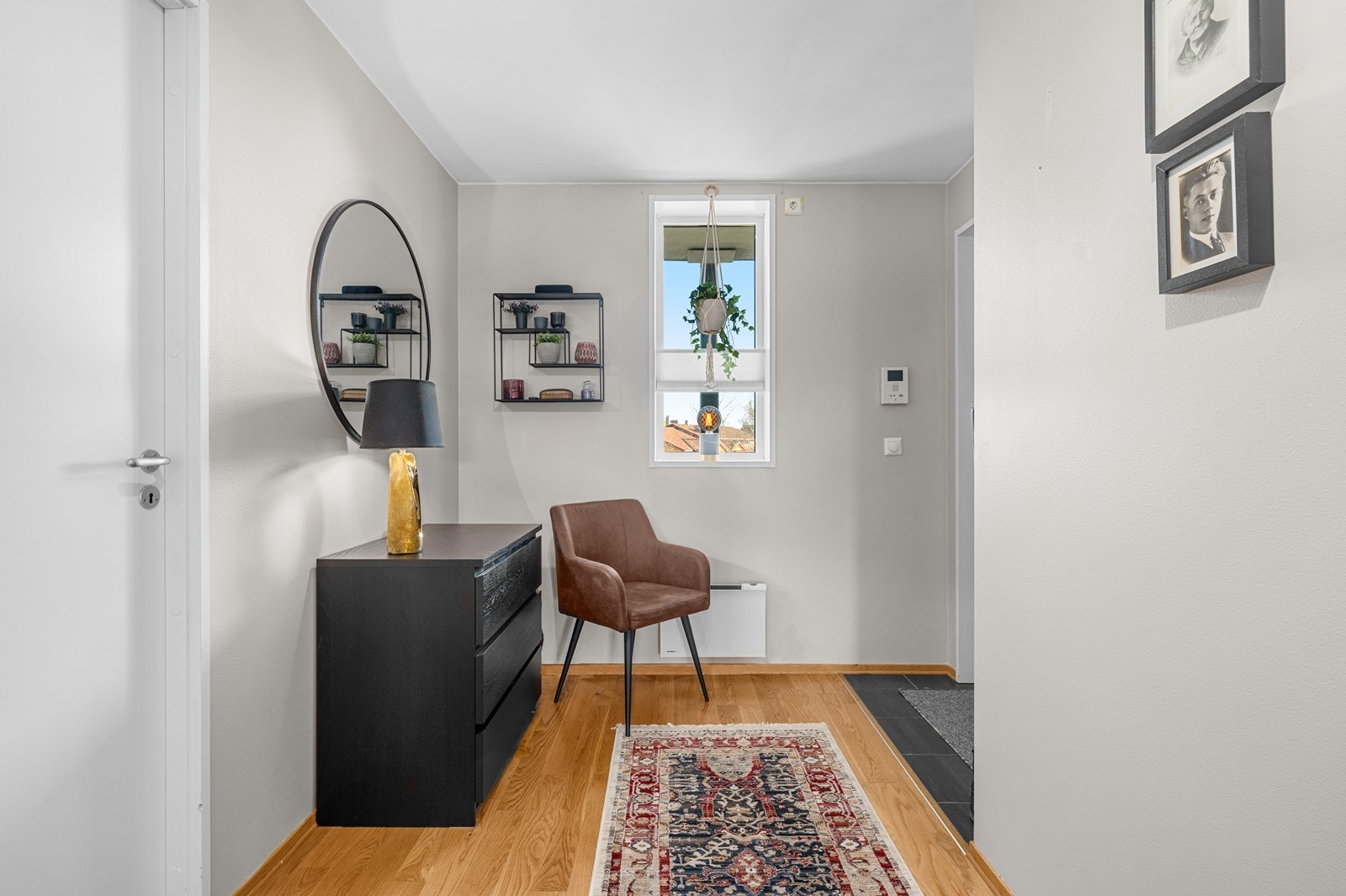Entréen har plass for enkelt møblement, samt plass for å sette fra seg yttertøy og sko. Galleribilde