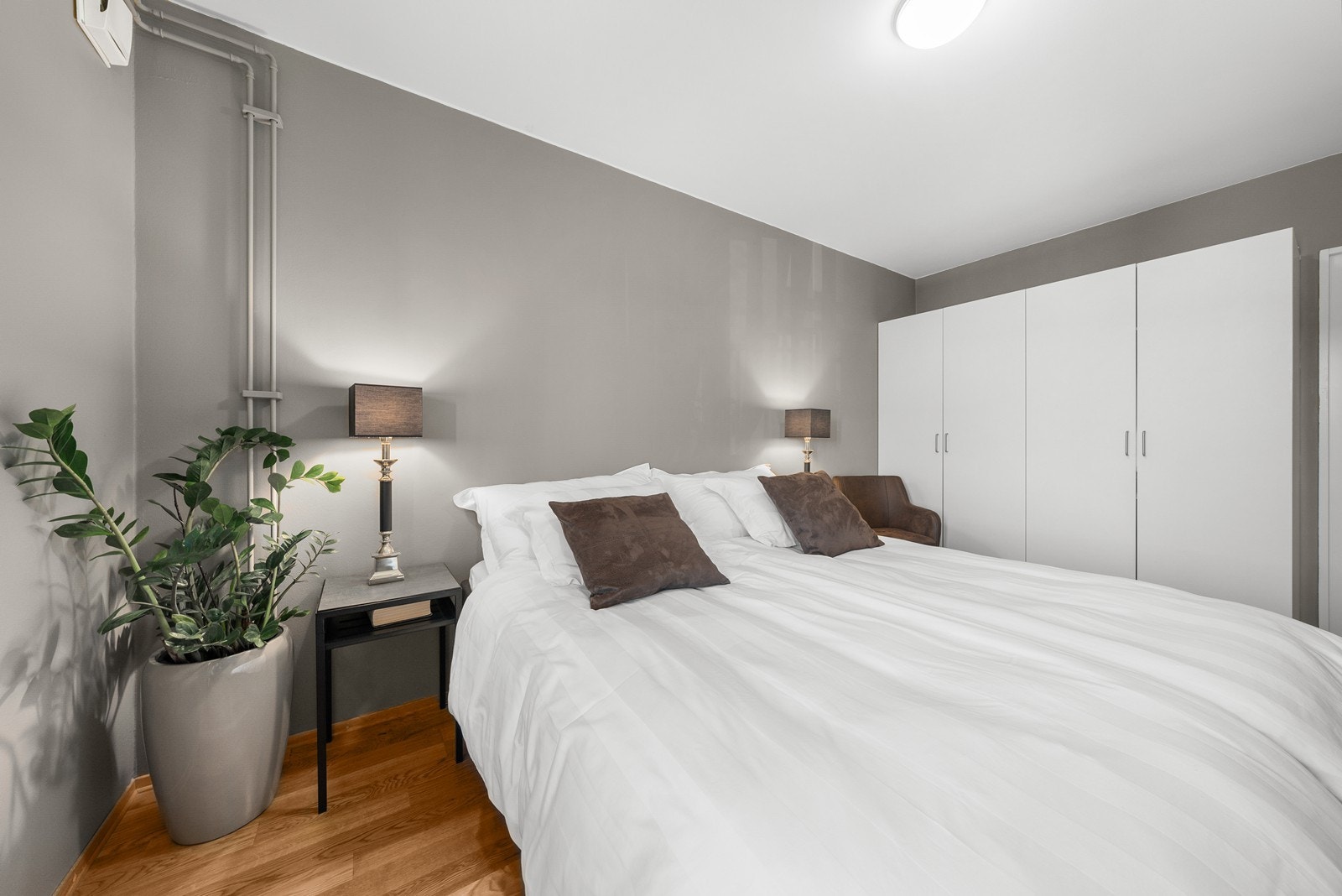 Innenfor hovedsoverommet er det en praktisk bod for oppbevaring. Galleribilde