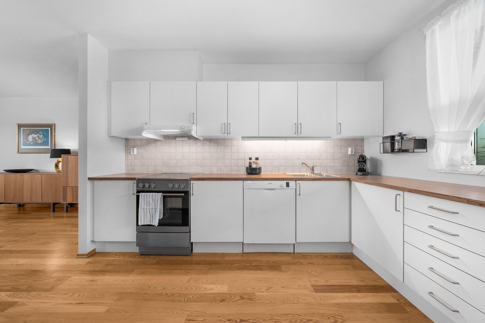 Gode med oppbevaringsplass i skap og skuffer. Galleribilde