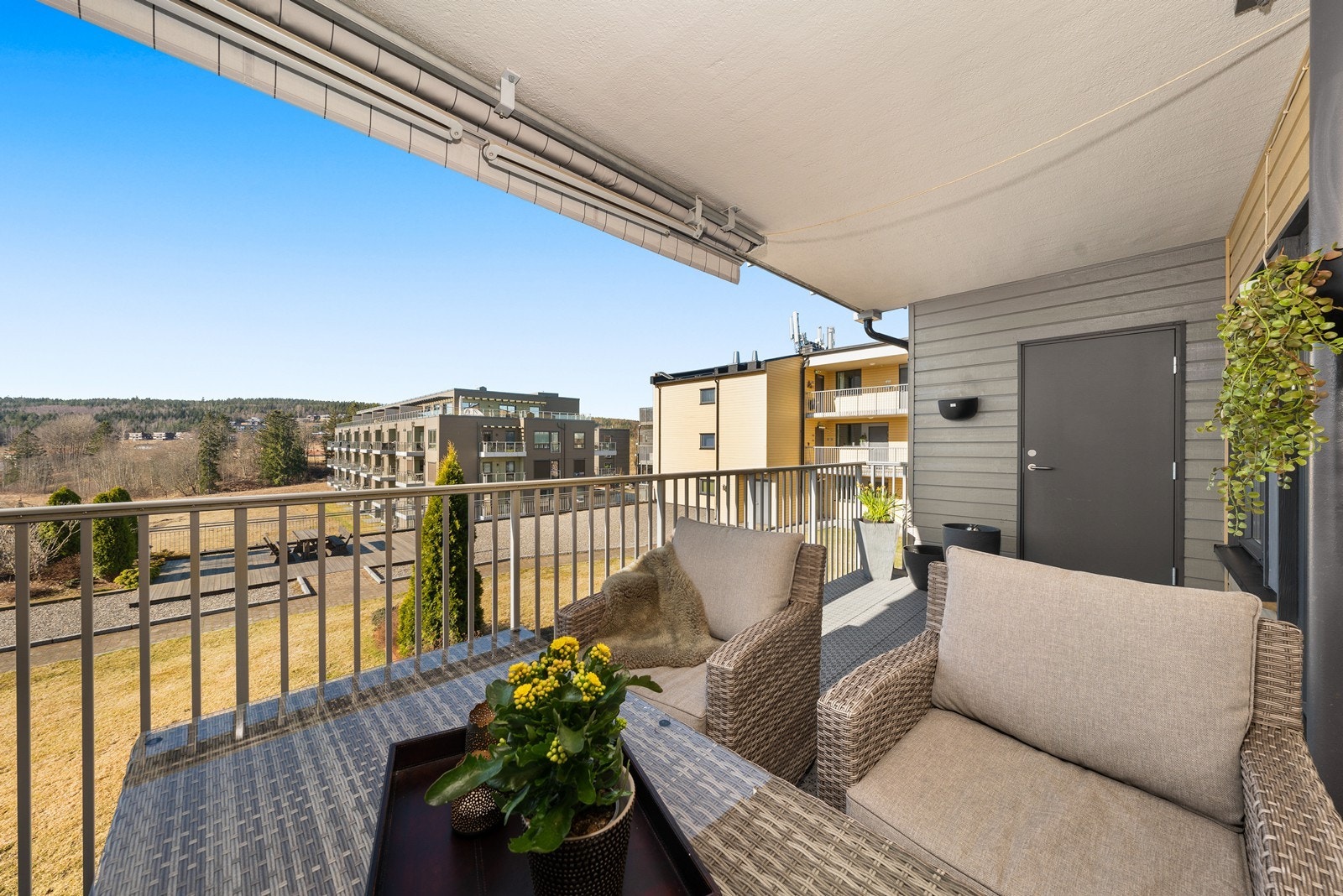 Leiligheten har en nydelig balkong med markise på 14kvm, utvendig bod, bod i kjeller og innvendig bod. Galleribilde