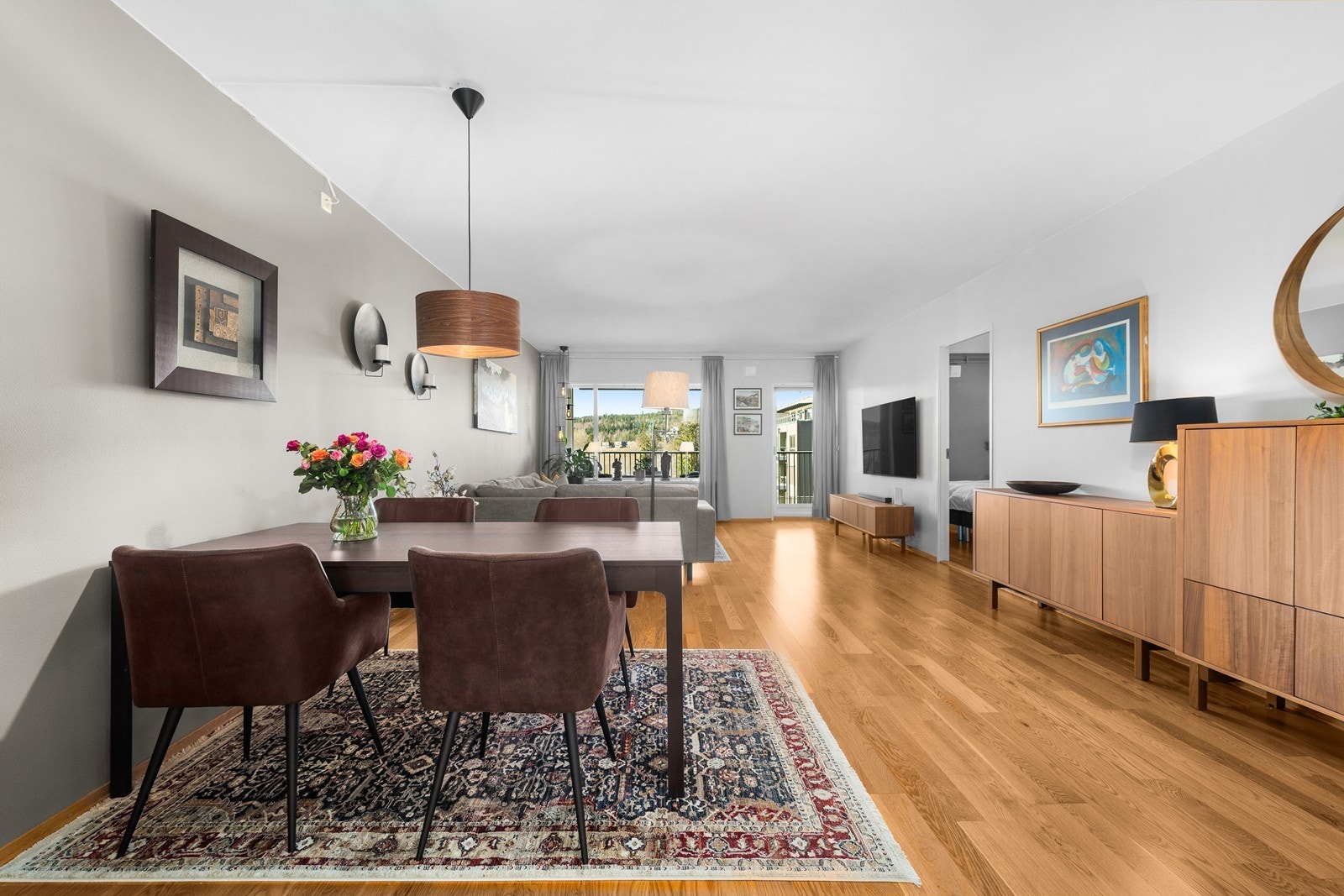 Romslig stue med god plass for både spisebord og sofamøblement. Galleribilde