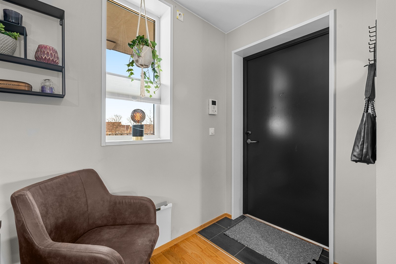 Vindu i entré gir dagslys inn og en god romfølelse. Galleribilde