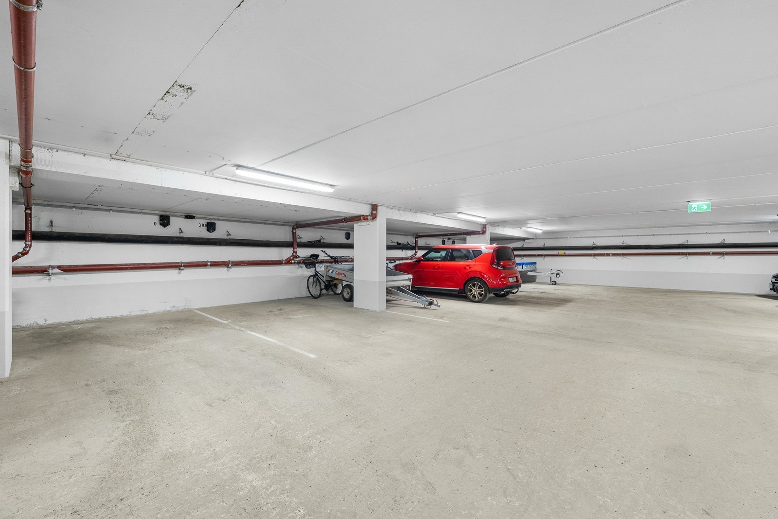 Boligen disponerer en biloppstillingsplass i felles garasjekjeller med mulighet for lading. Galleribilde