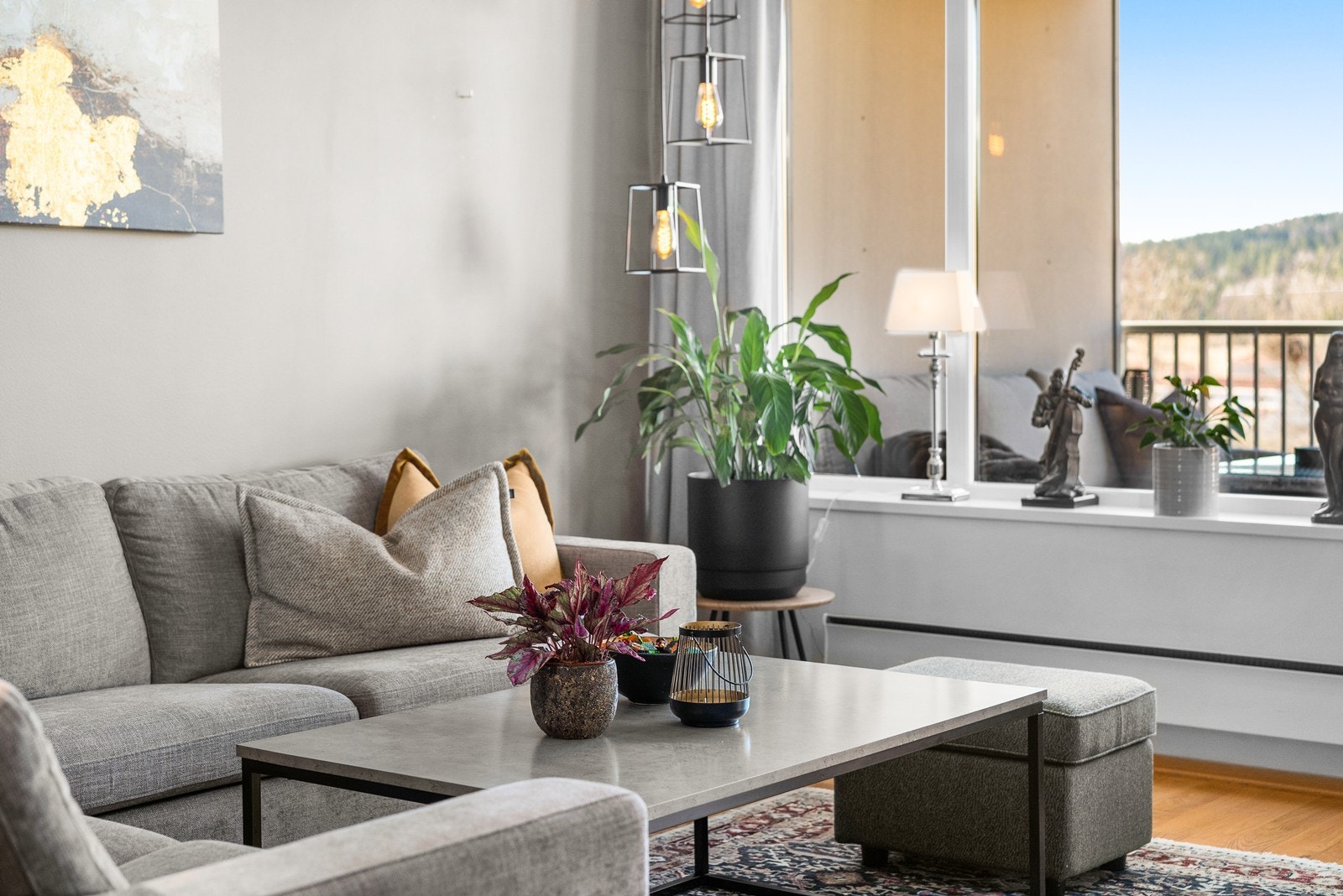 Stuen er har godt lysinnslipp fra store vindusflater. Galleribilde