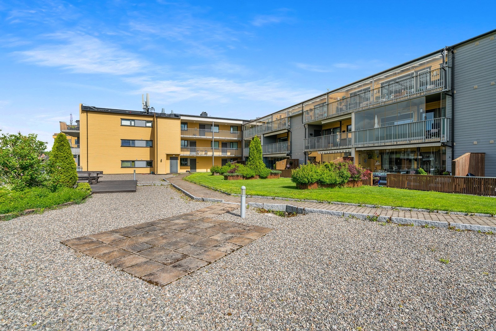 Fra boligen er det umiddelbar nærhet til dagligvareforretninger, apotek, vinmonopol, legesenter og kollektivt via buss. Galleribilde