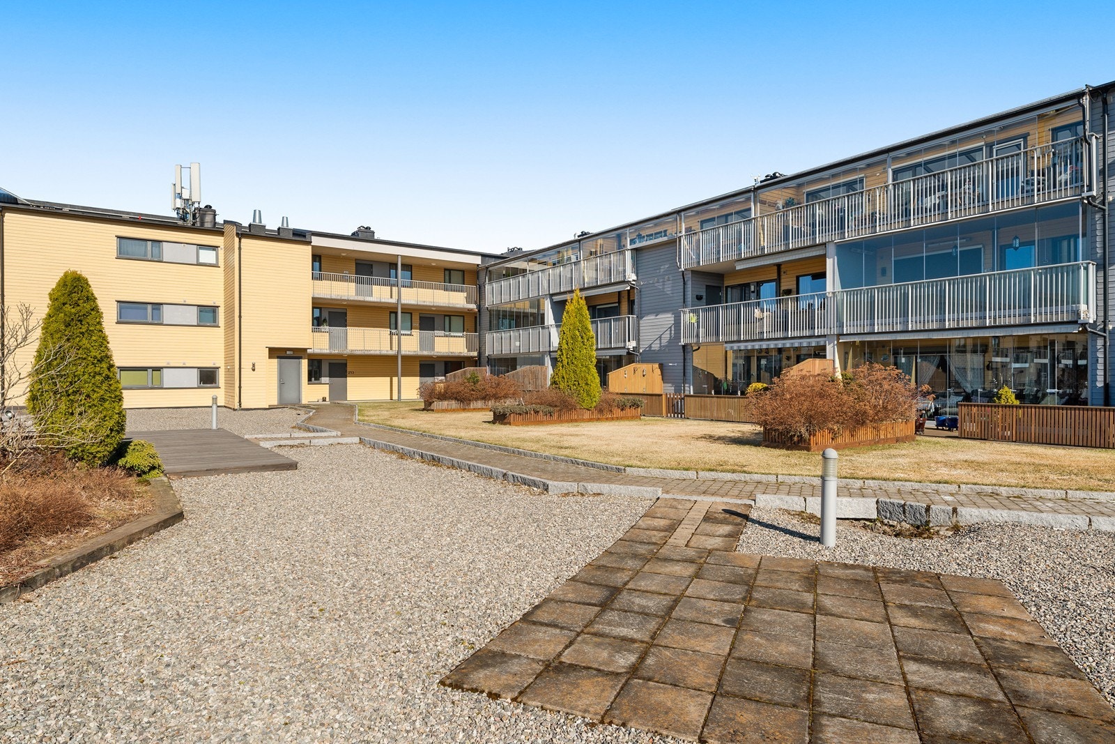 Fine fellesområder med grøntareal, prydbusker og internveier. Galleribilde