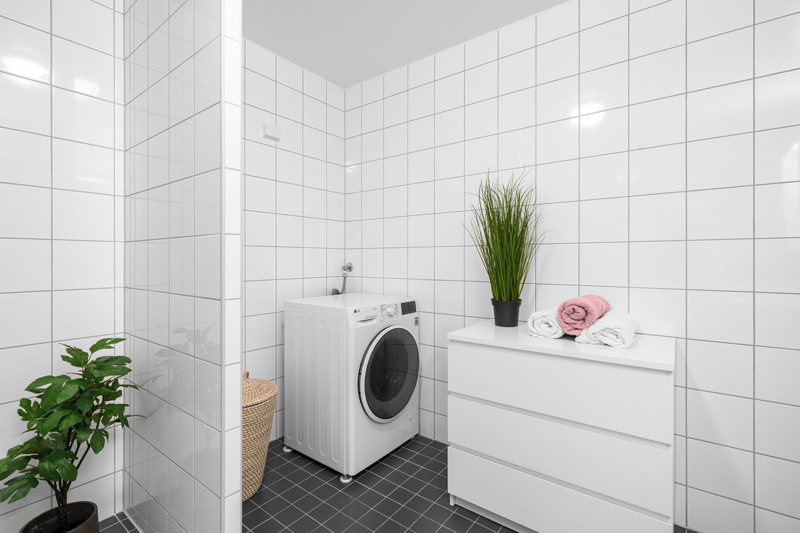 Baderommet har opplegg for vaskemaskin. Galleribilde