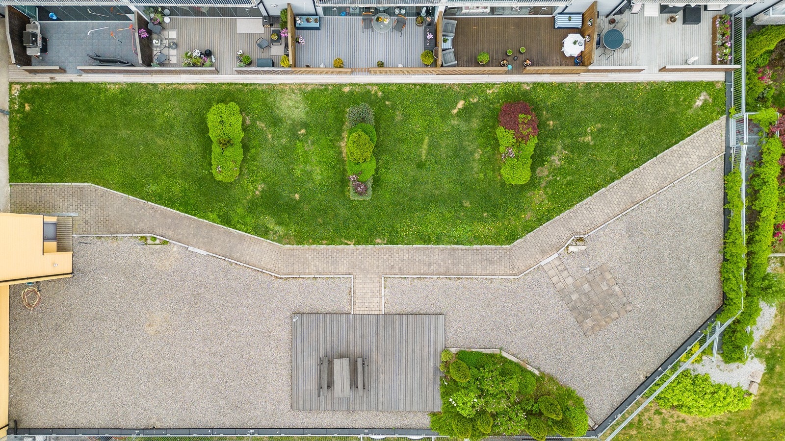 Det er kort gangavstand til barnehage, skoler, idrettshall, fotballbane og kulturhuset. Galleribilde