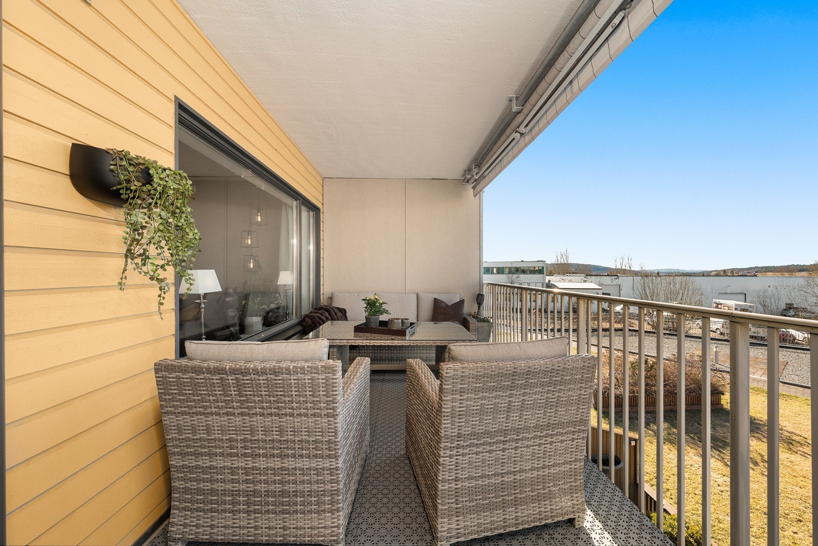 Sydvestvendt balkong med god plass for utemøblement. Galleribilde