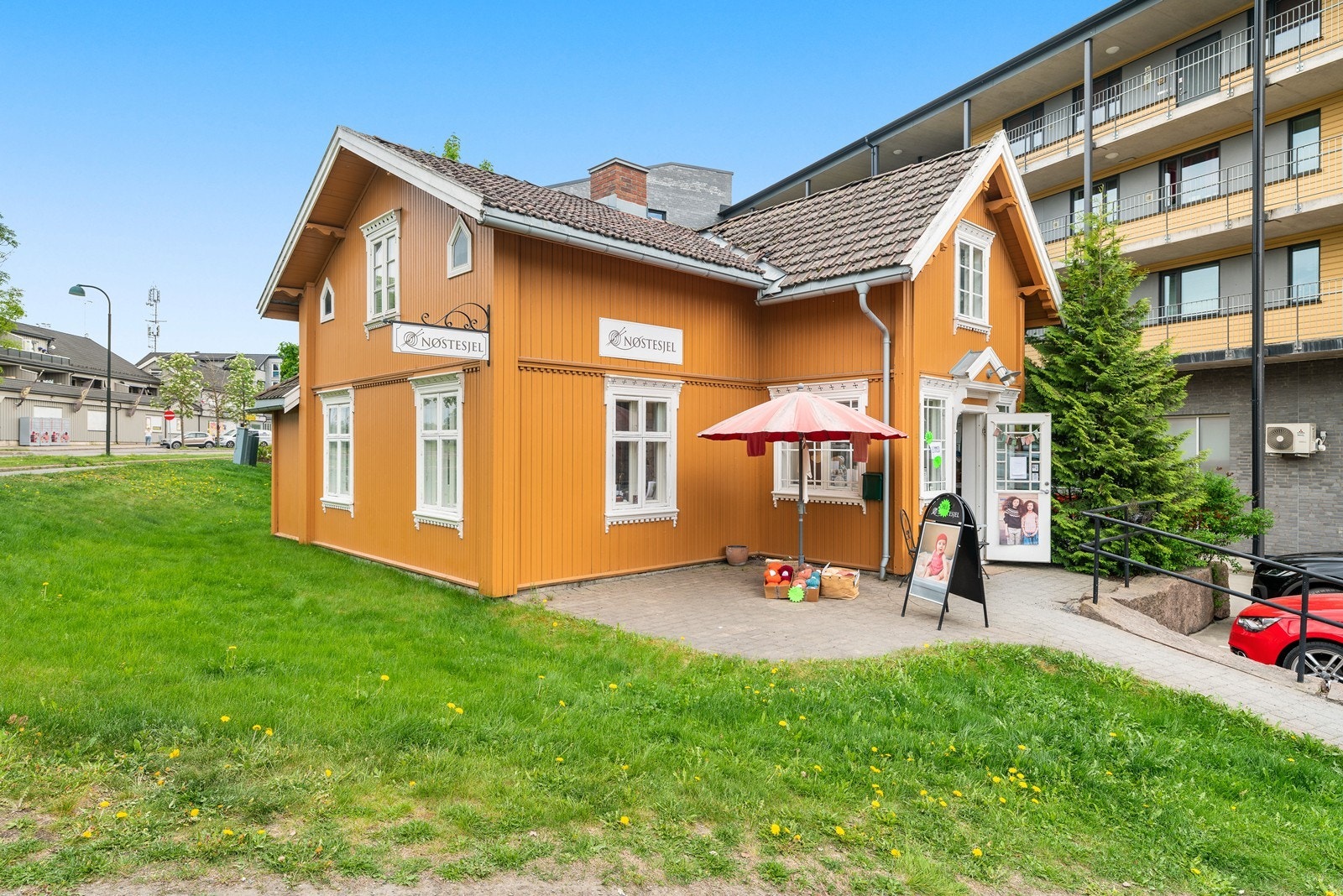 Du trenger ikke gå langt for å dyrka hobbyen - garnbutikken Nøstesjel i tøffelavstand fra inngangsdøren. Galleribilde