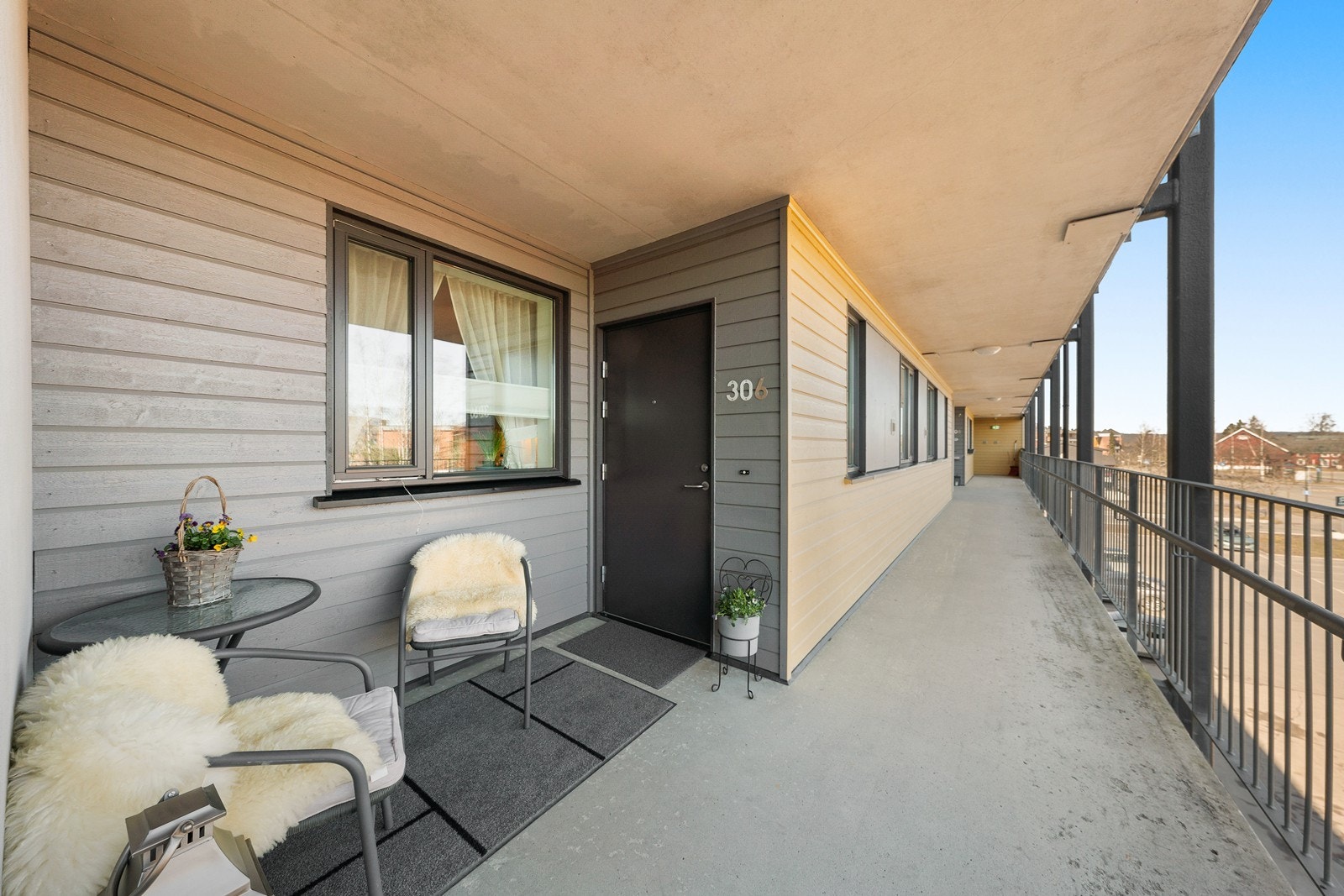 Det er også plass for et hyggelig kafésett ved inngangsparti. Galleribilde