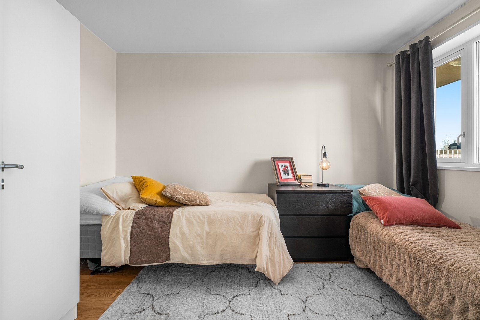 Soverom nummer to er mindre, men har likevel god plass til senger og tilhørende møblement. Galleribilde