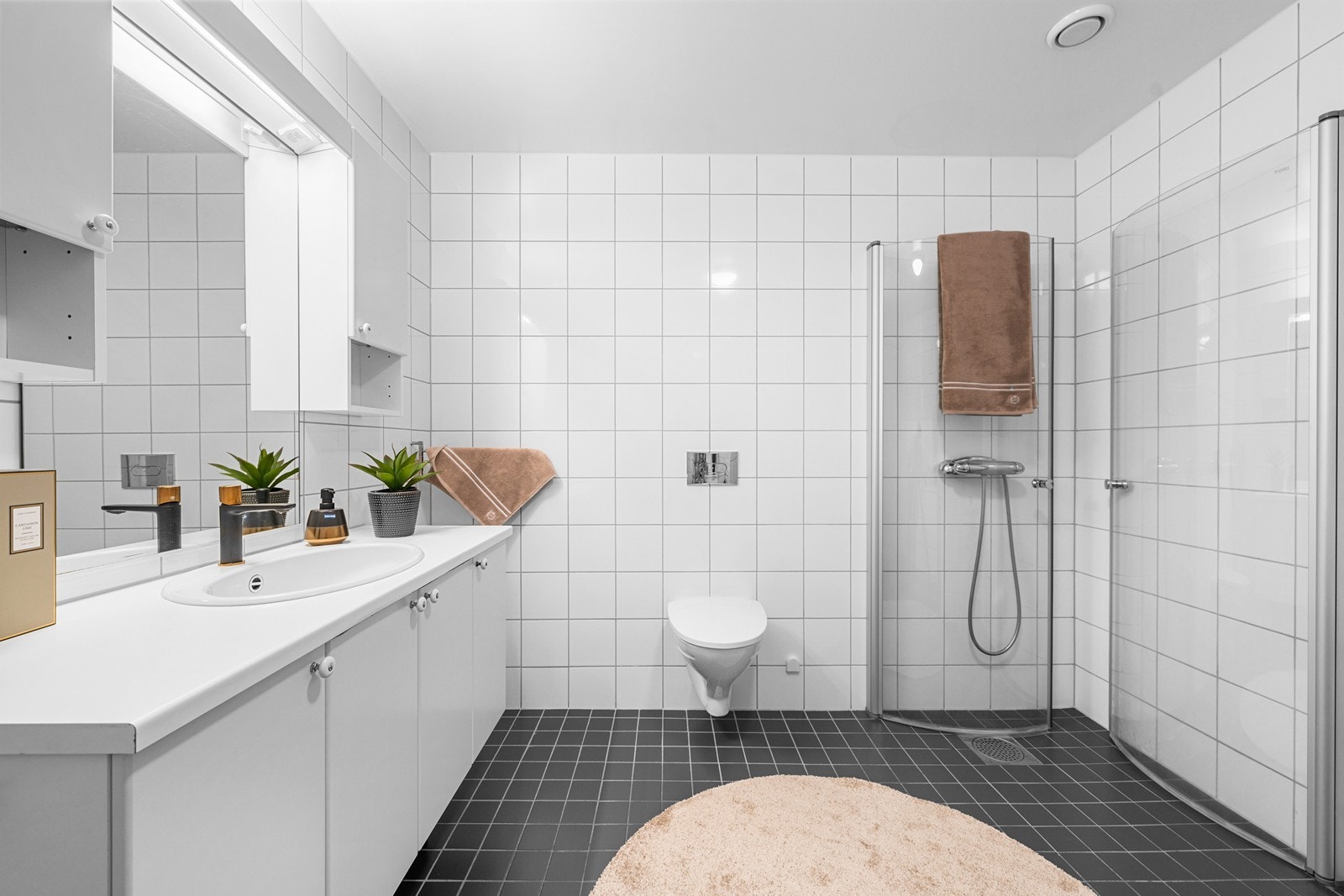 Romslig baderom, flislagt og med varmekabler i gulv. Galleribilde