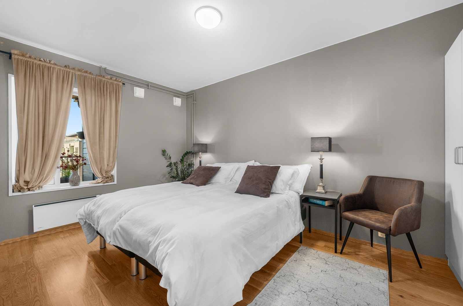 Her er det god plass for dobbelseng og garderobeskap. Galleribilde