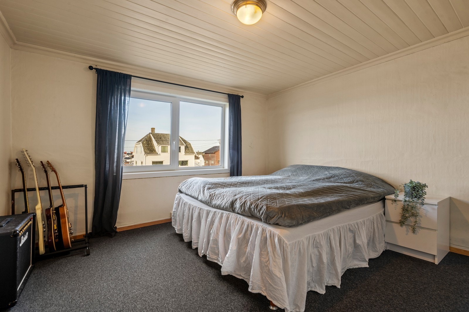 Nyere vindu fra ca. 2023. 3-lags vindu gir ekstra lyd og varme isolering. Galleribilde