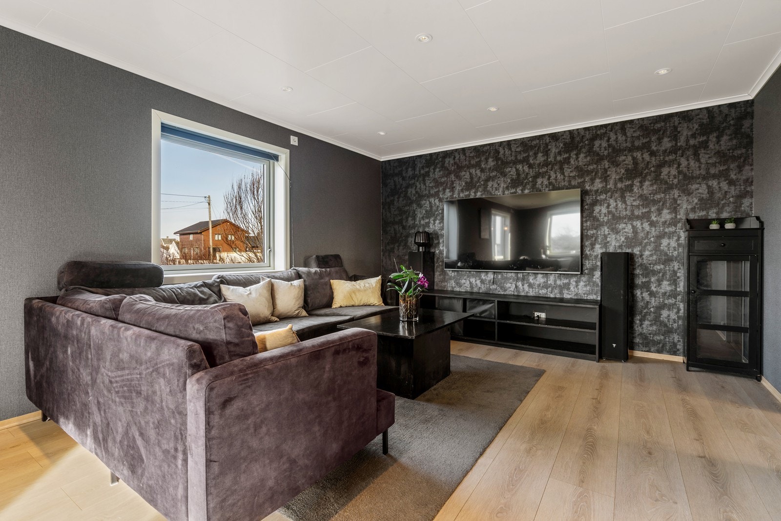 Stuen har downlights belysning. Galleribilde