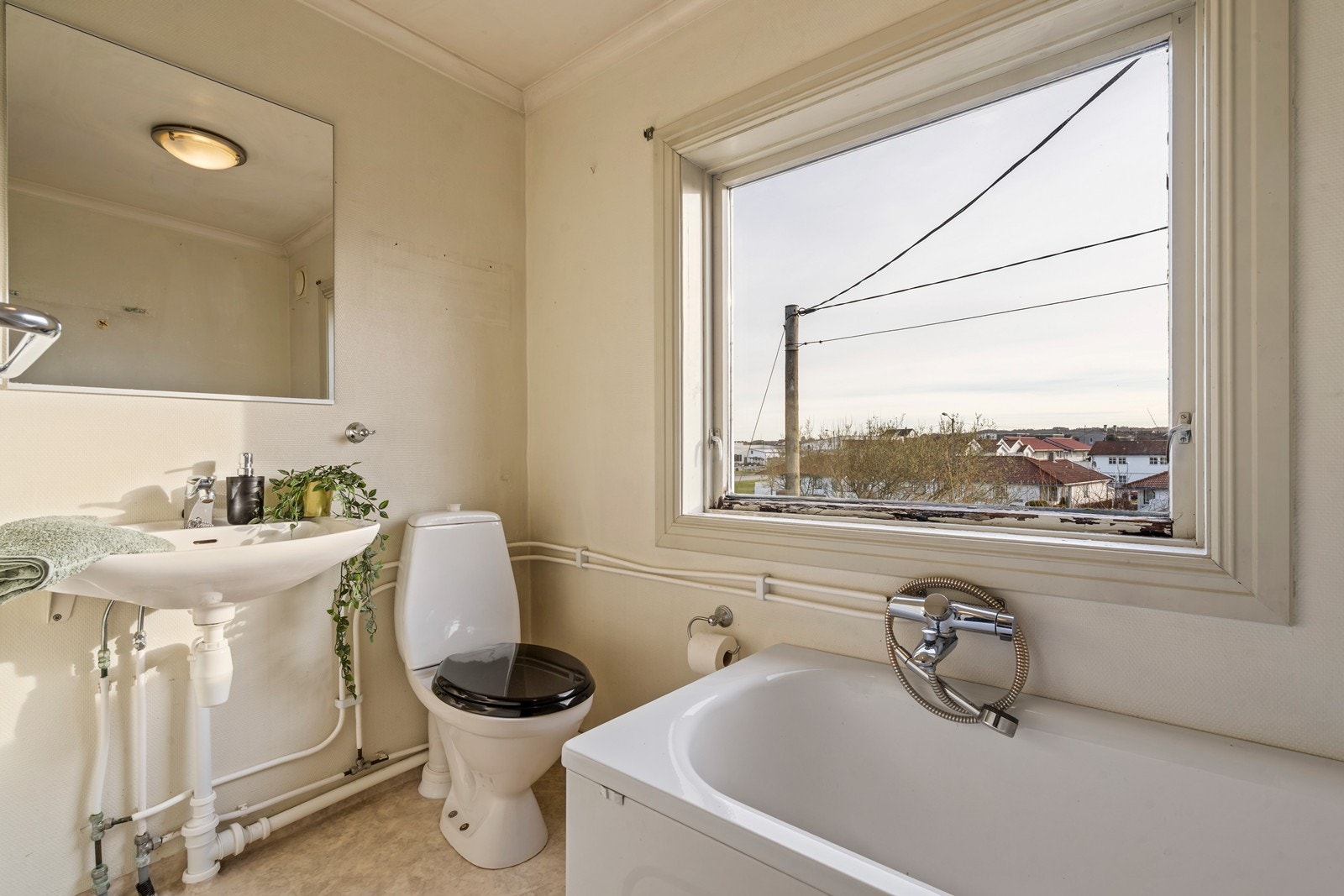 Bad i loftsetasjen. Vinduer blir byttet av eier før overtakelse. Galleribilde