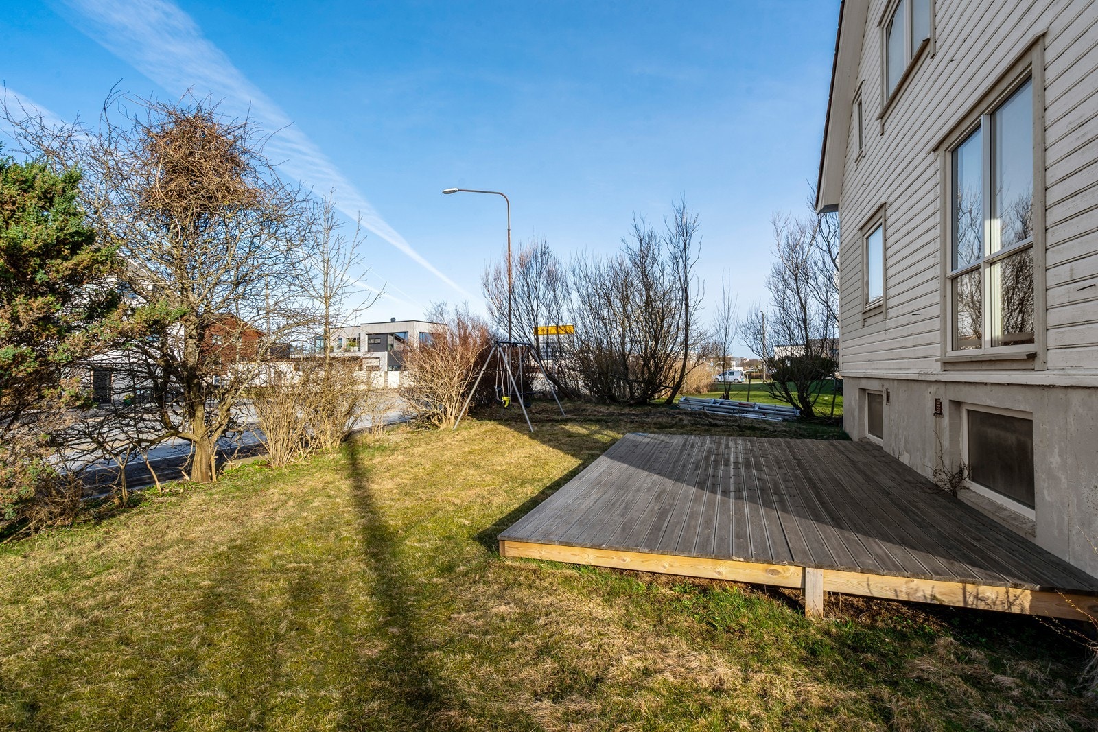 Eiendommen har hage og en terrasse platting. Hagen oppleves som skjermet og privat ved full blomstring i diverse busker og trær. Galleribilde
