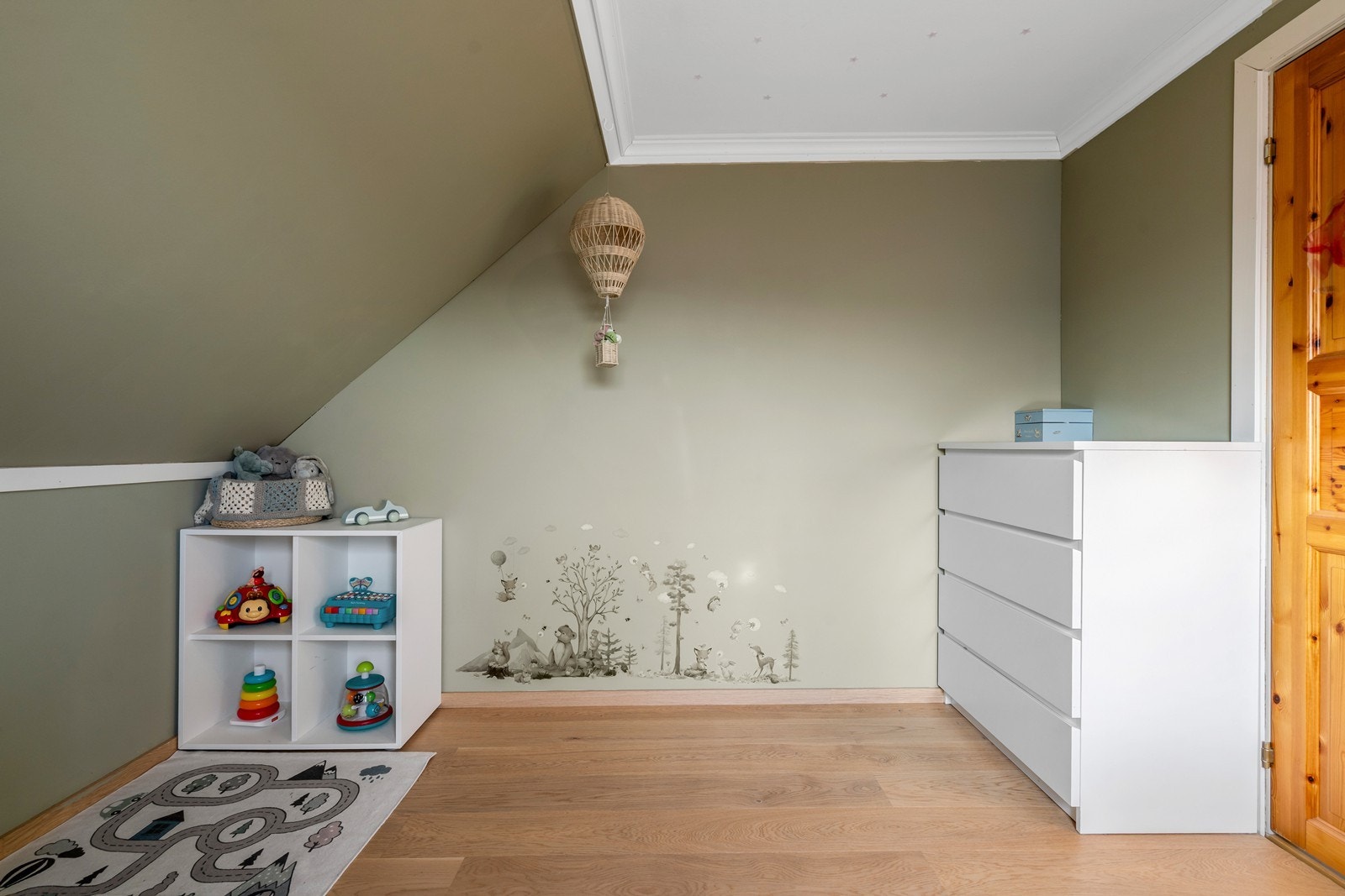 Pene lyse farger på vegg og 1- stavs parkett på gulv. Galleribilde