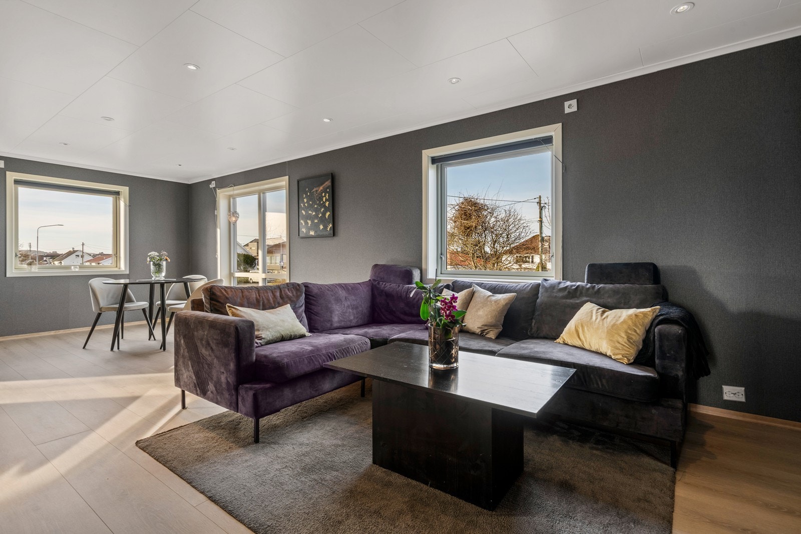 Stuen er moderne innredet og byr på godt med dagslys fra de store vinduene. Galleribilde