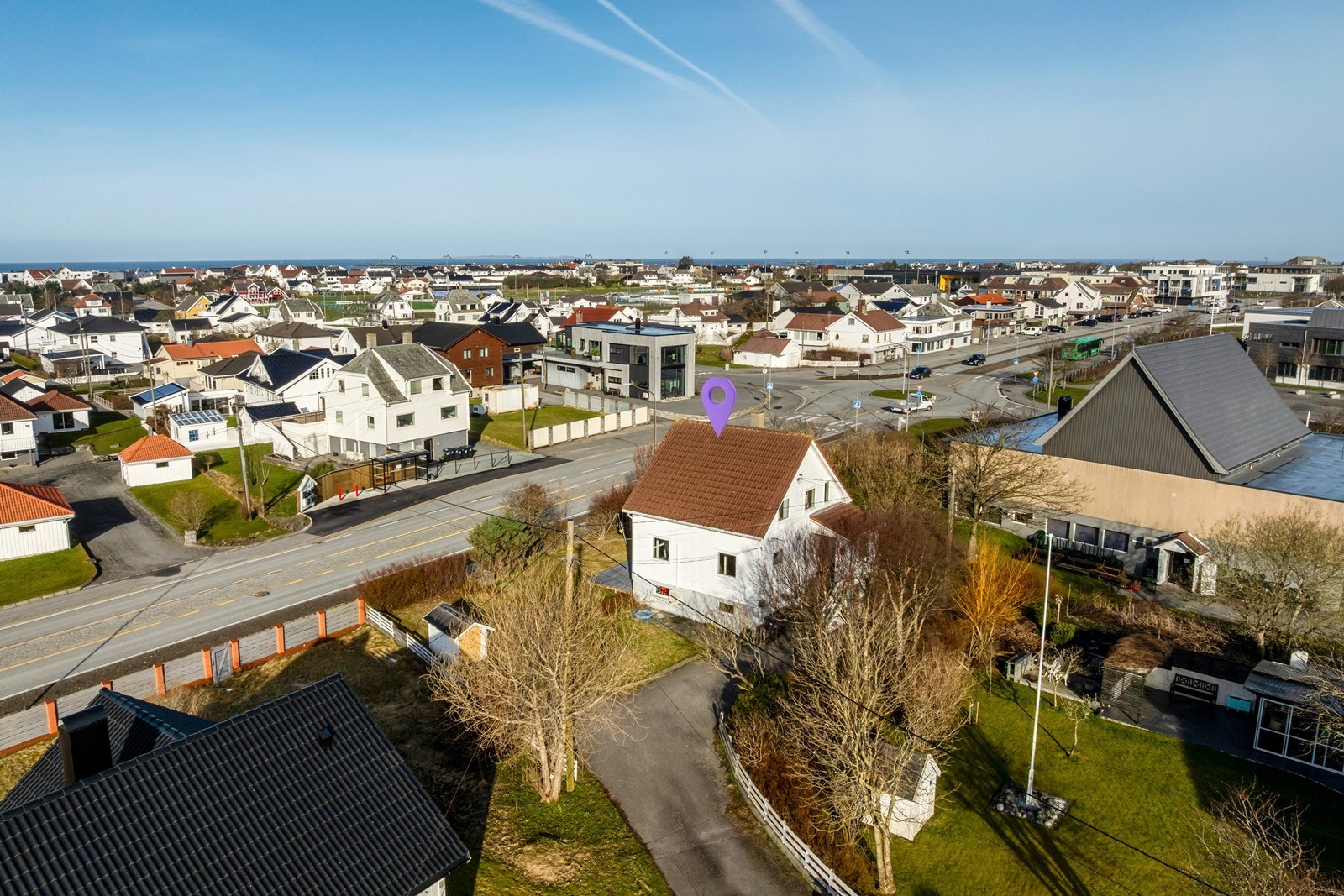 Eiendommen har svært sentral beliggenhet med kort avstand til det meste man trenger i hverdagen. Galleribilde