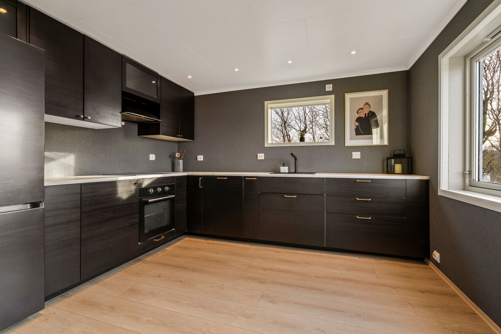 Moderne og praktisk kjøkken m/integrerte hvitevarer (unntak kjøleskap). Galleribilde