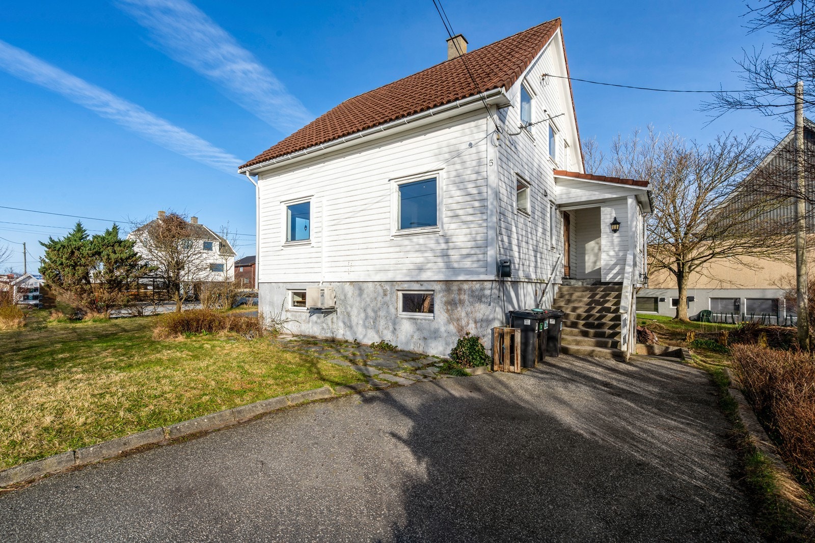 Boligen er vesentlig oppgradert utvendig i ca. 2006 med bla. ny kledning, taktekke og en rekke vinduer. Galleribilde