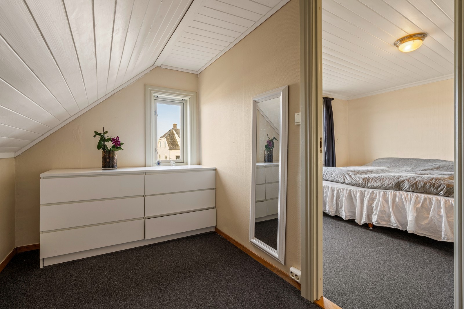 Walk-in closet i forbindelse med hovedsoverommet på loft. Galleribilde