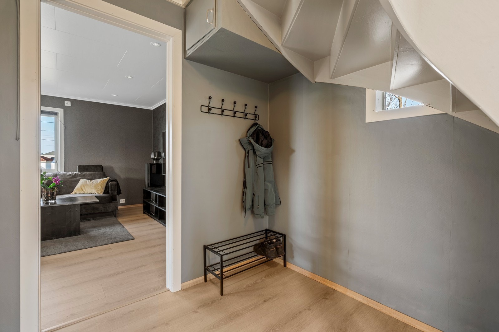 Innbydende og lys gang. God størrelse med plass til oppbevaring. Galleribilde