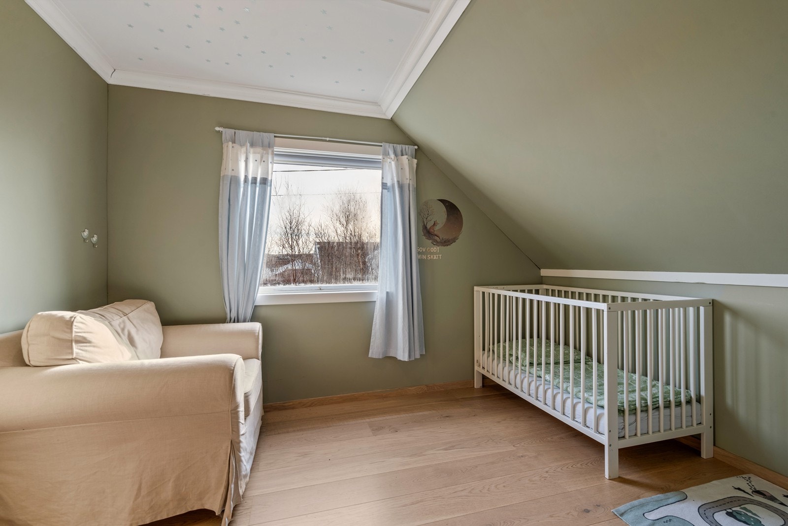 Nyere oppusset soverom i loftsetasjen (2023). Vinduet blir byttet av eier før overtakelse. Galleribilde