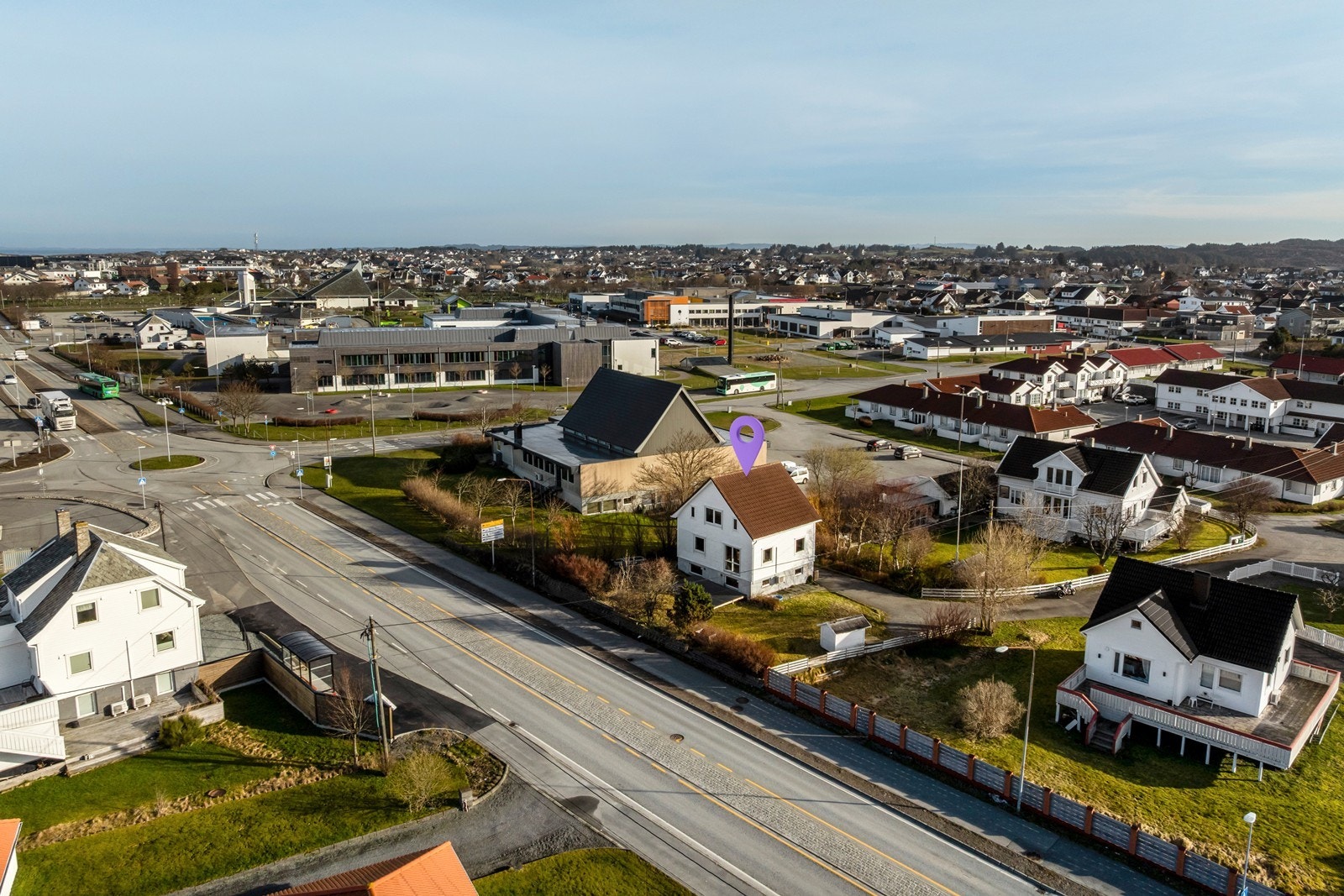 Umiddelbar nærhet til Åkra ungdomsskole, barnehage, yrkesskole, idrettsanlegg og dagligvare. Galleribilde