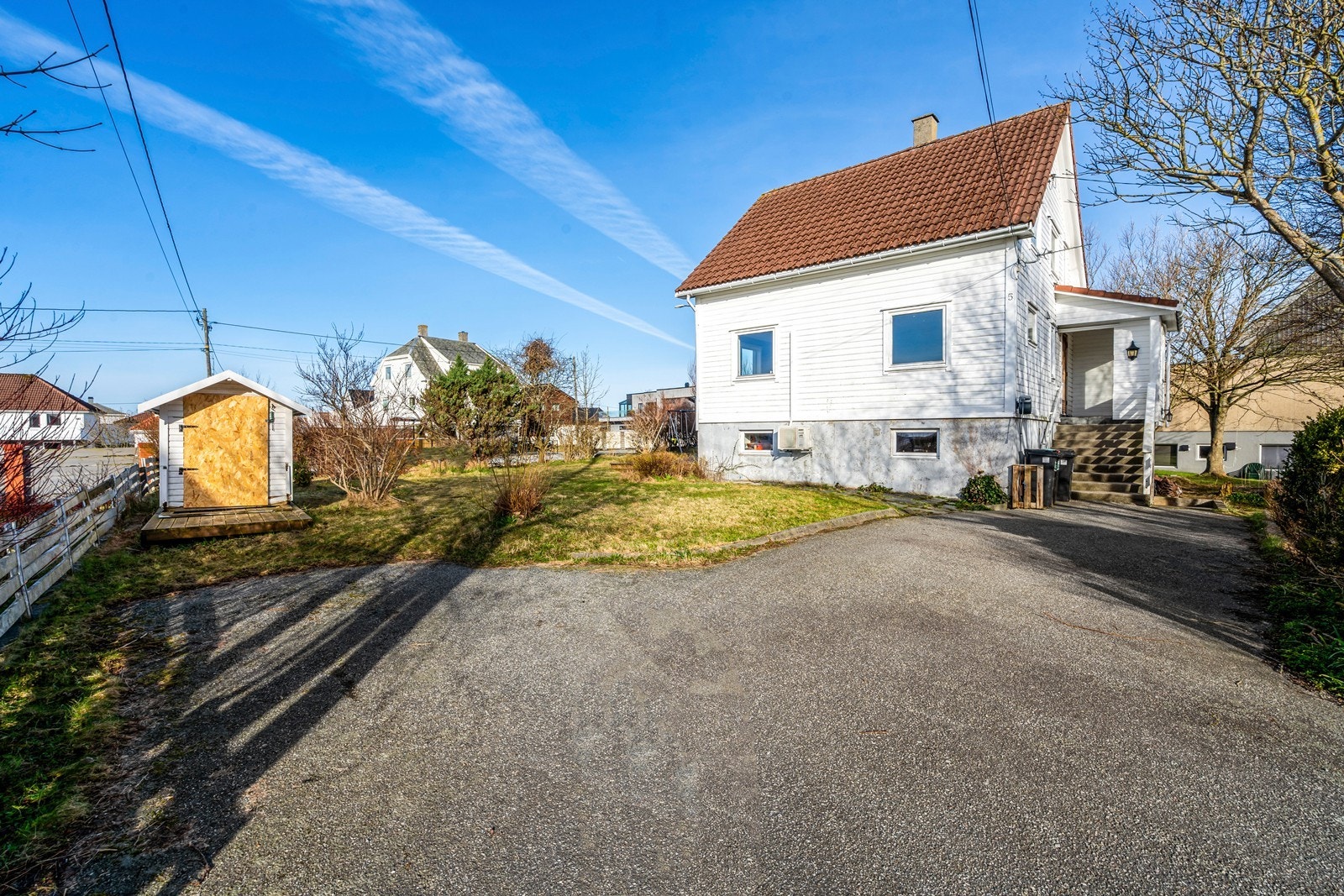 Asfaltert innkjørsel med bra parkering. Galleribilde