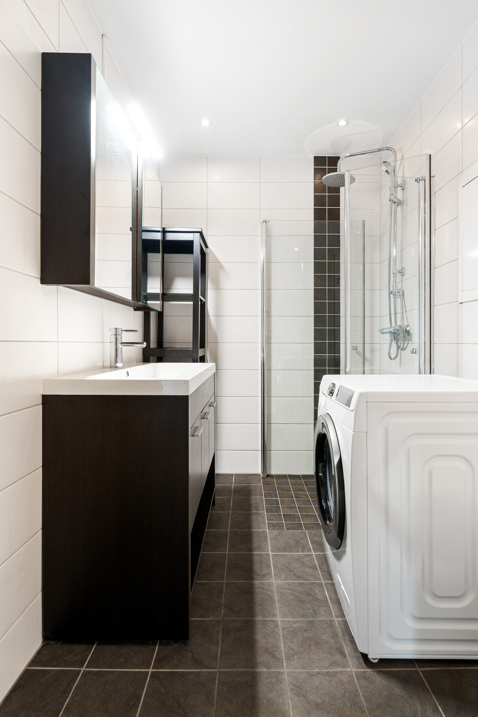 Flislagt baderom på 4 kvm med behagelig gulvvarme. Badet ble oppgradert i 2012/2013 og er godt utstyrt. Galleribilde