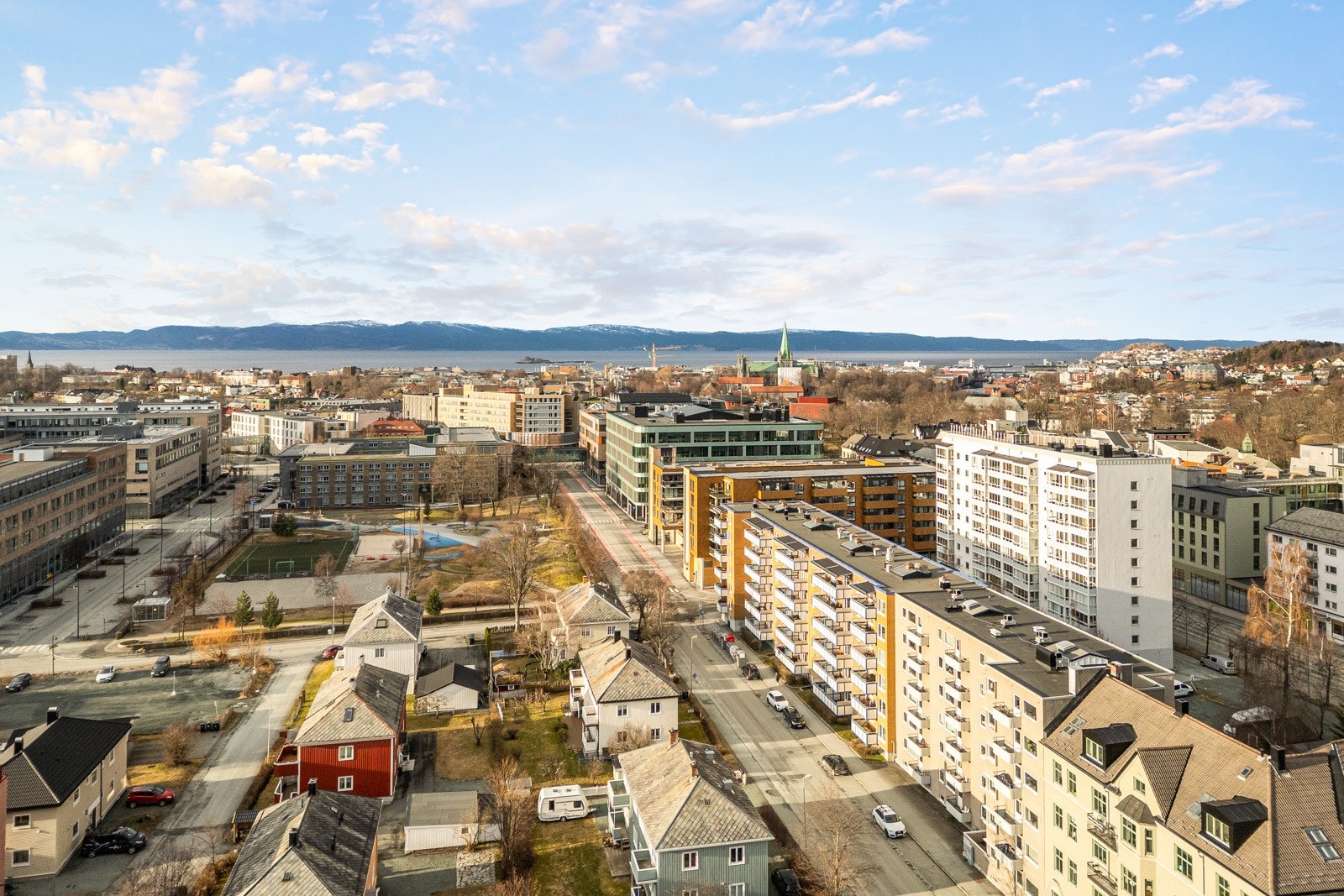 Fra boligen er det ca. 15 minutters gange inn til sentrum av Midtbyen med alt av servicetilbud man skulle trenge. Galleribilde