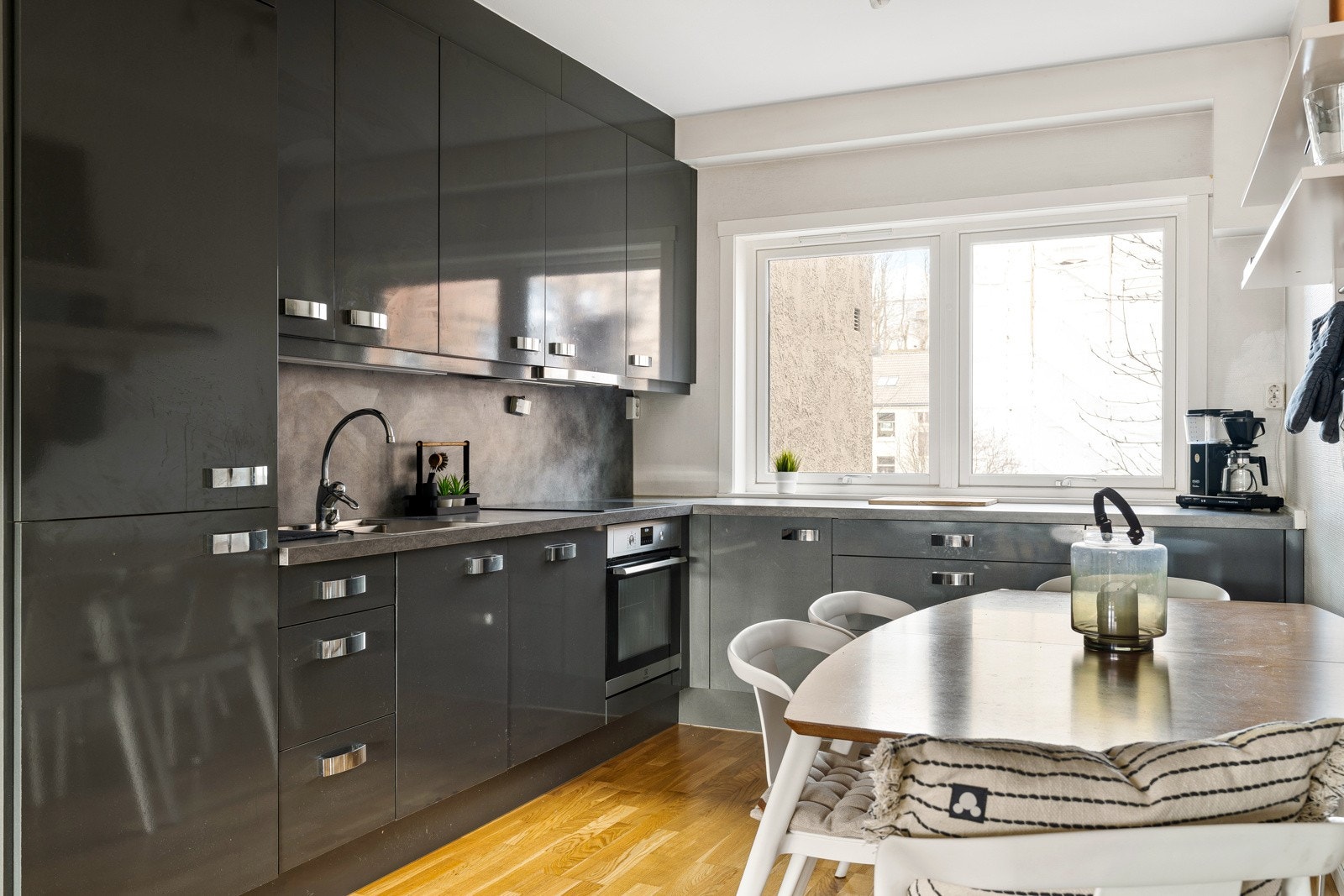 Integrerte hvitevarer som kombiskap, oppvaskmaskin, platetopp og stekeovn. Galleribilde