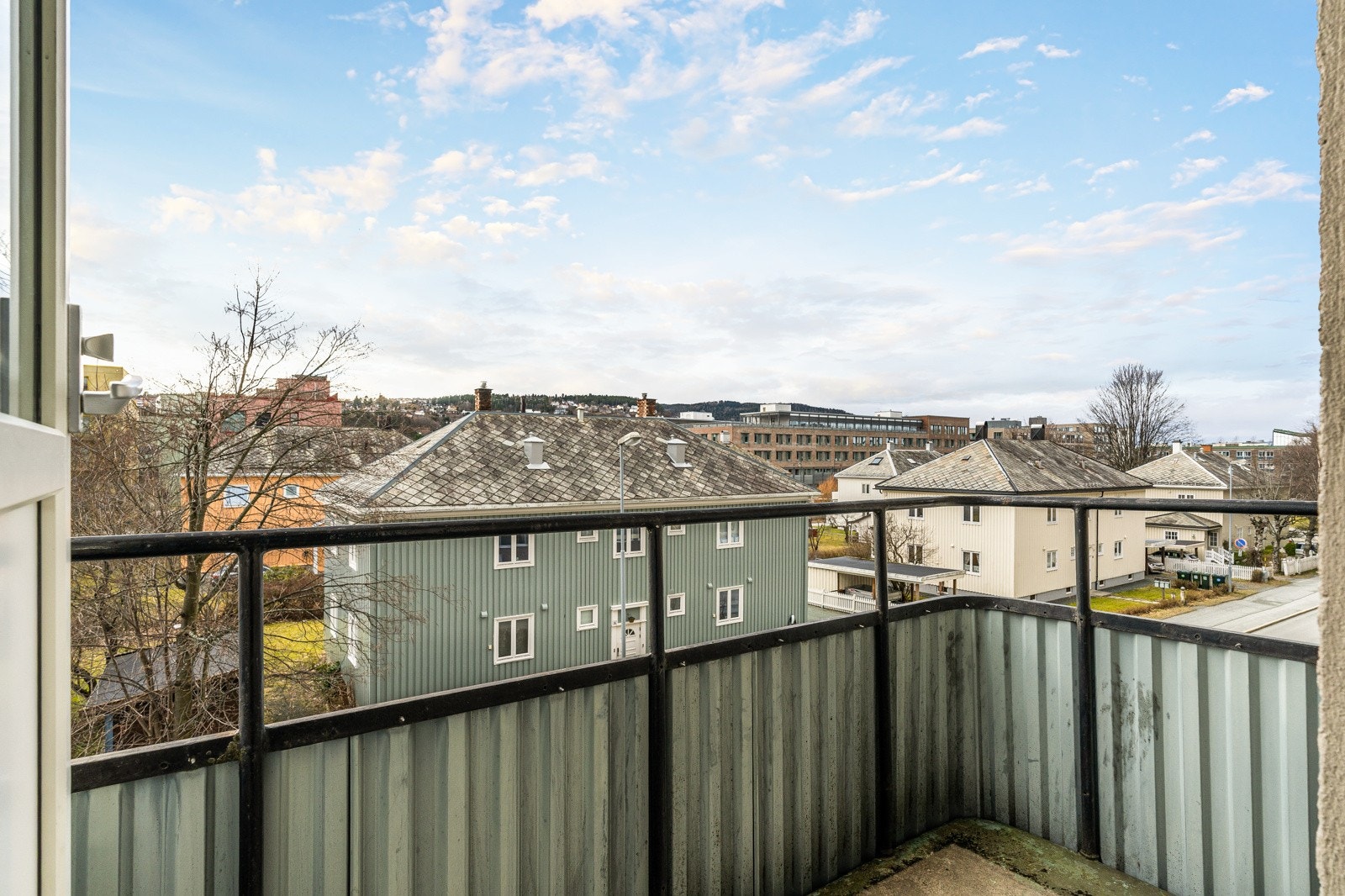 Leiligheten har en vestvendt balkong med nydelig ettermiddags- og kveldssol. Galleribilde