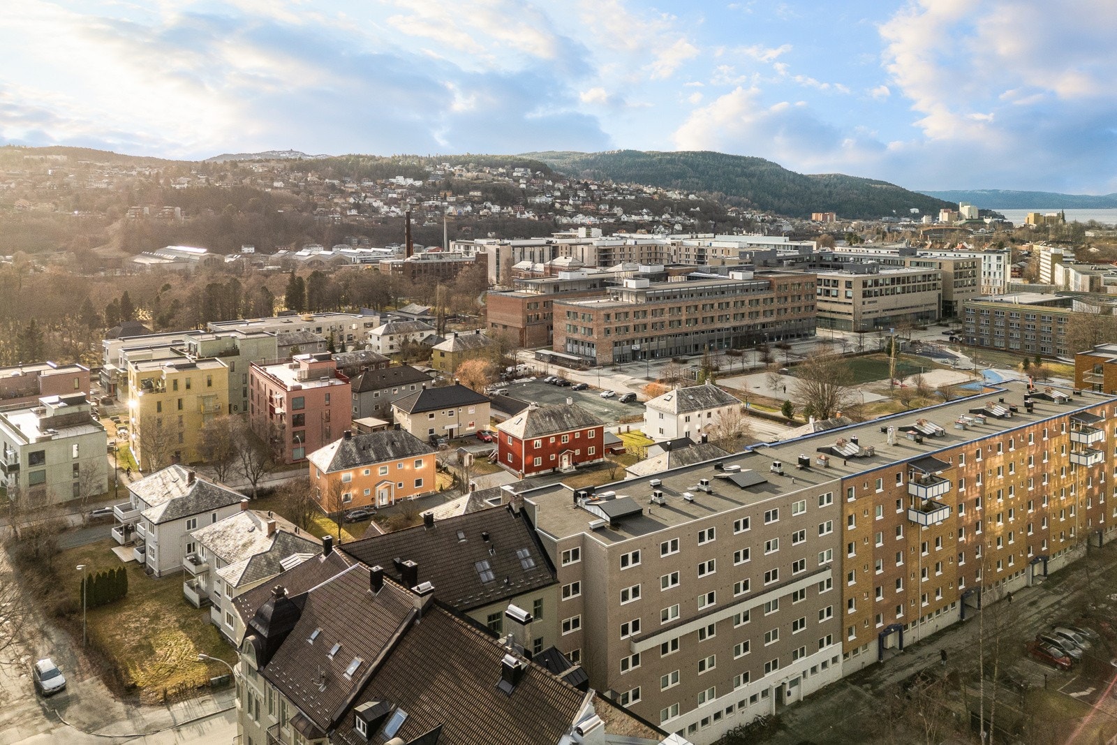 Boligen er perfekt for deg som setter pris på en rolig og avskjermet atmosfære, samtidig som du har tilgang til et rikt utvalg av fasiliteter og servicetilbud i nærheten. Galleribilde