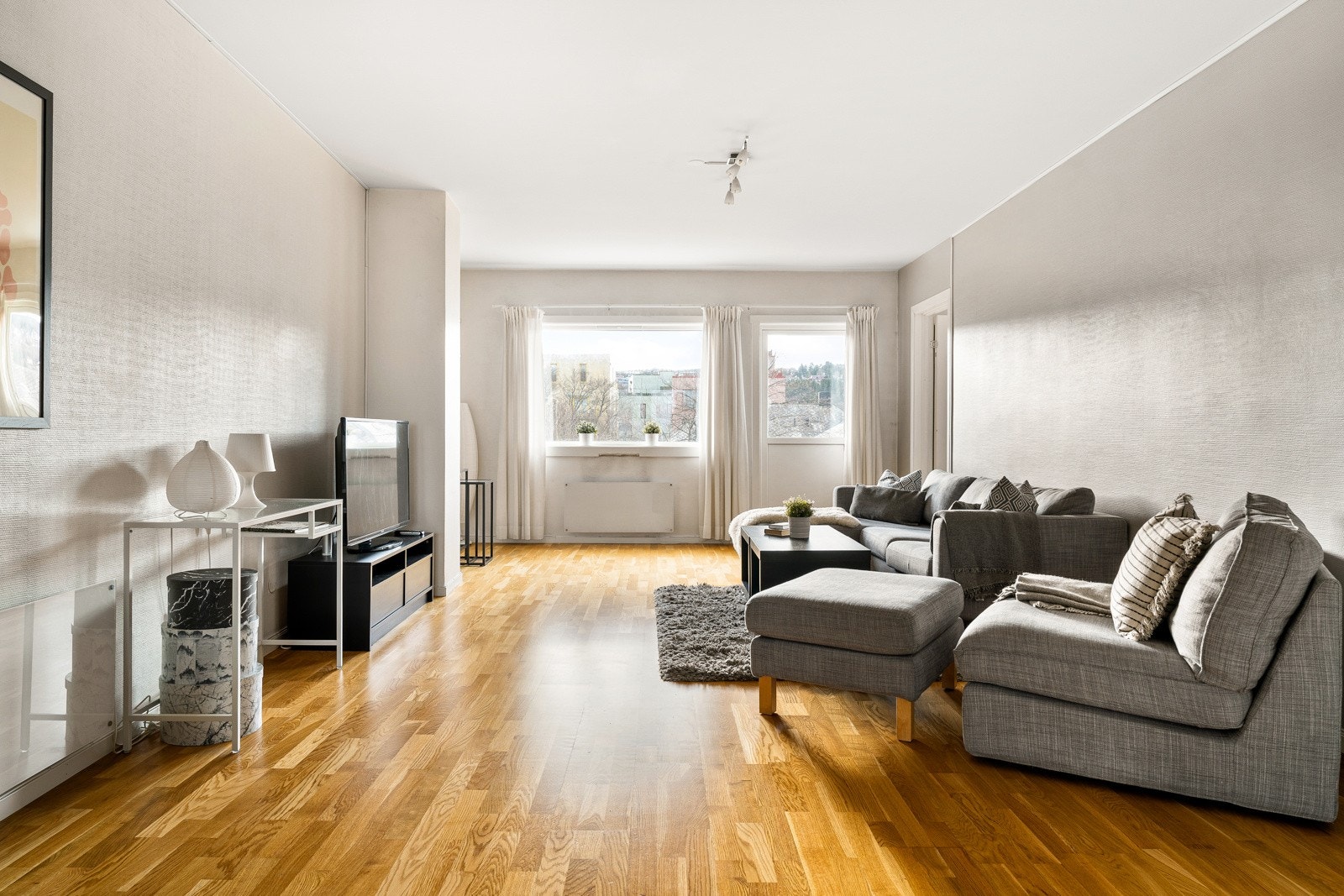 De store vindusflatene tilfører oppholdsrommet rikelig med dagslys. Fra stuen er det utgang til den solrike balkongen. Galleribilde