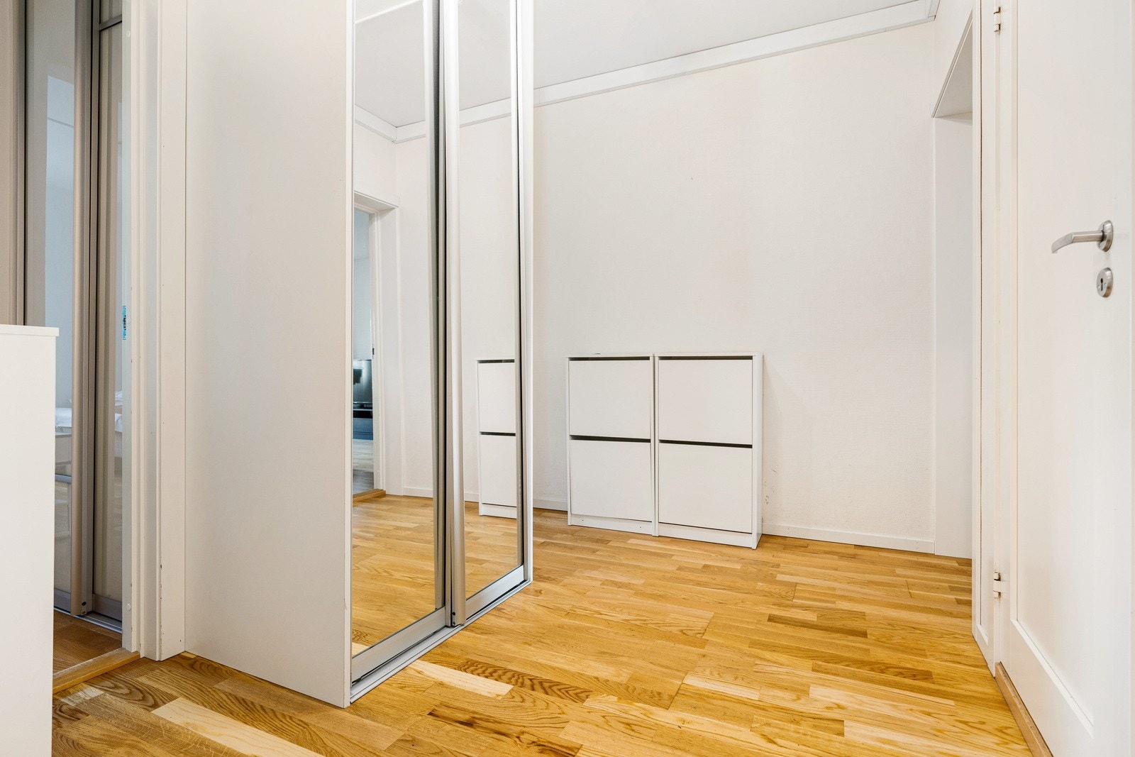 Romslig entré på 6 kvm med innebygd skyvedørsgarderobe som lar deg oppbevare sko og yttertøy ute av synet. Galleribilde