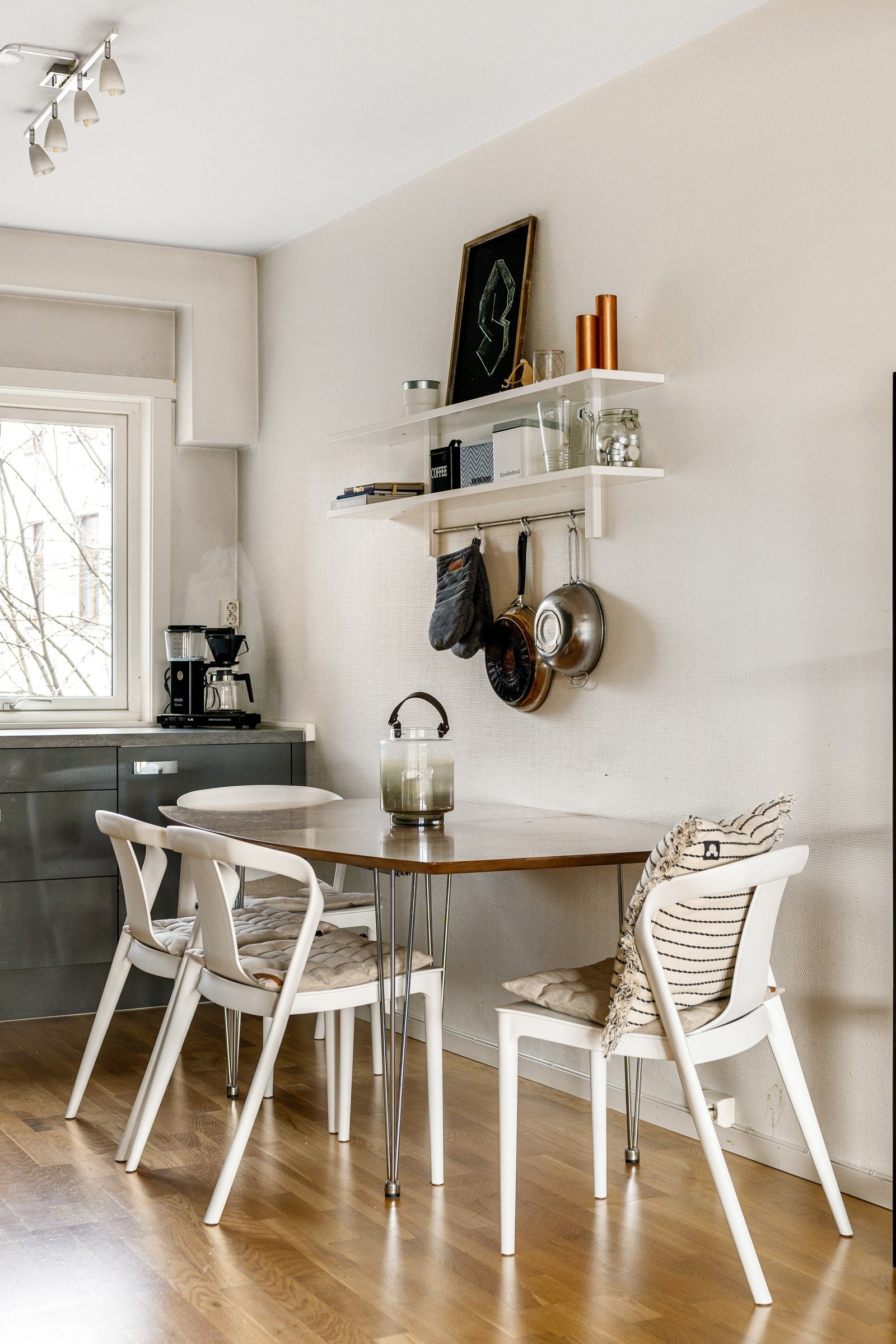 I kjøkkensonen vil det være naturlig å innrede med en spisegruppe. Galleribilde