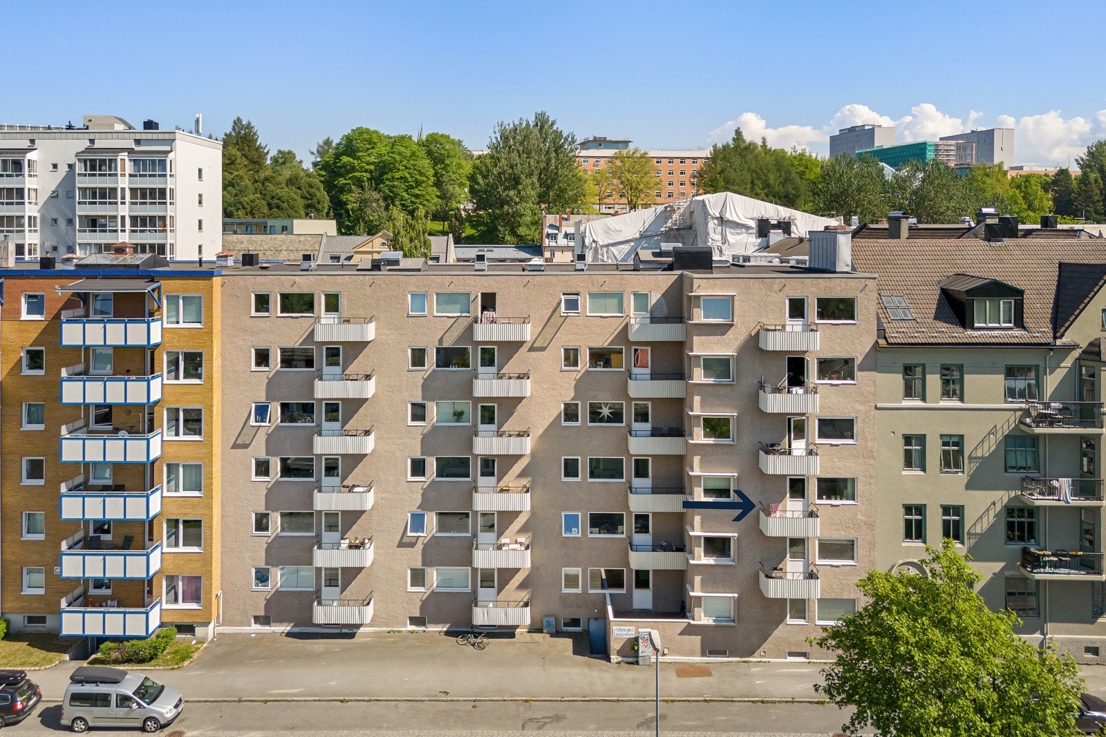 Leiligheten ligger pent til i 3.etasje og er en del av et veldrevet sameie som ble pusset opp i 2013. Det medfølger en fast p-plass i bakgård. Galleribilde