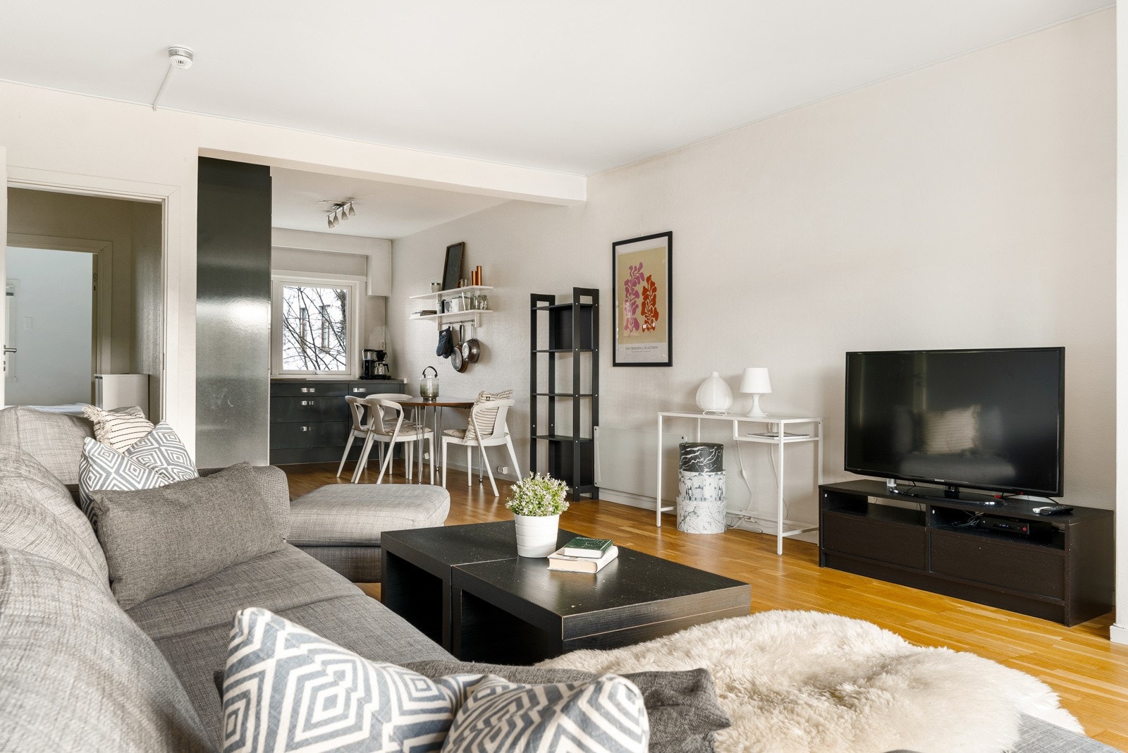 Proaktiv Eiendomsmegling ved Eirik Døsen har gleden av å presentere en romslig og sentral 4-roms selveierleilighet. Galleribilde