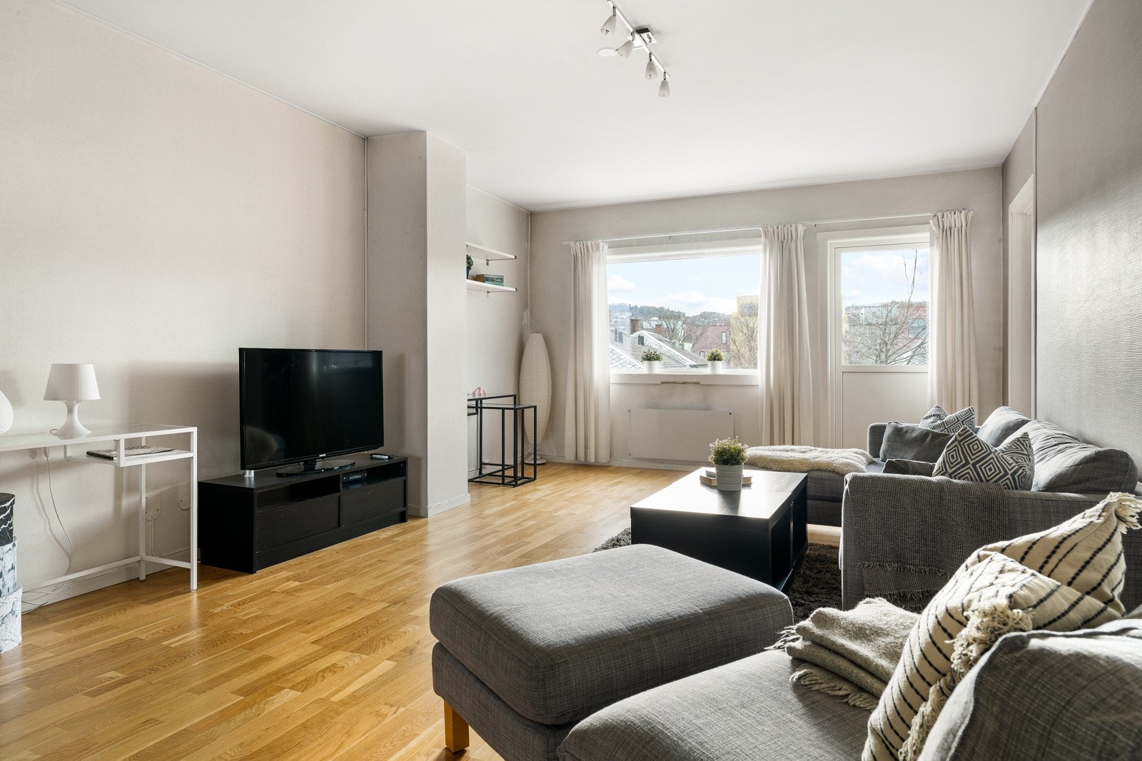 Åpen stue- og kjøkkenløsning på gode 37,5 kvm som inviterer til samvær. Galleribilde