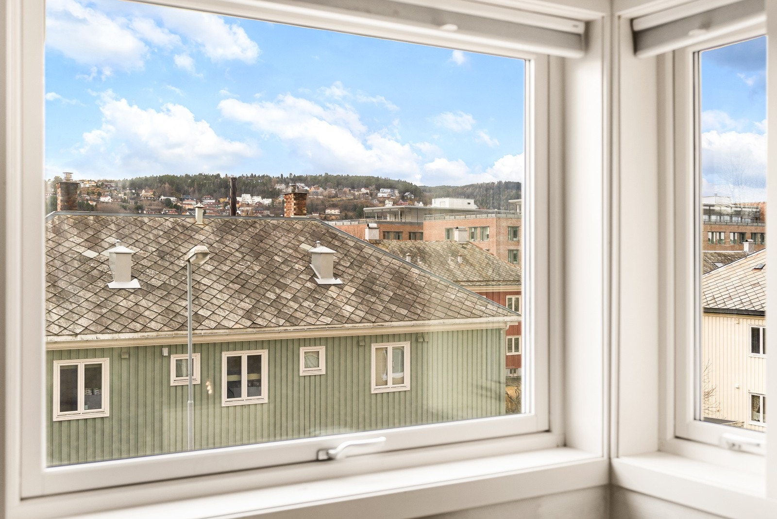 Soverommene har behagelig inneklima som følge av dagslys fra vinduspostene. Galleribilde