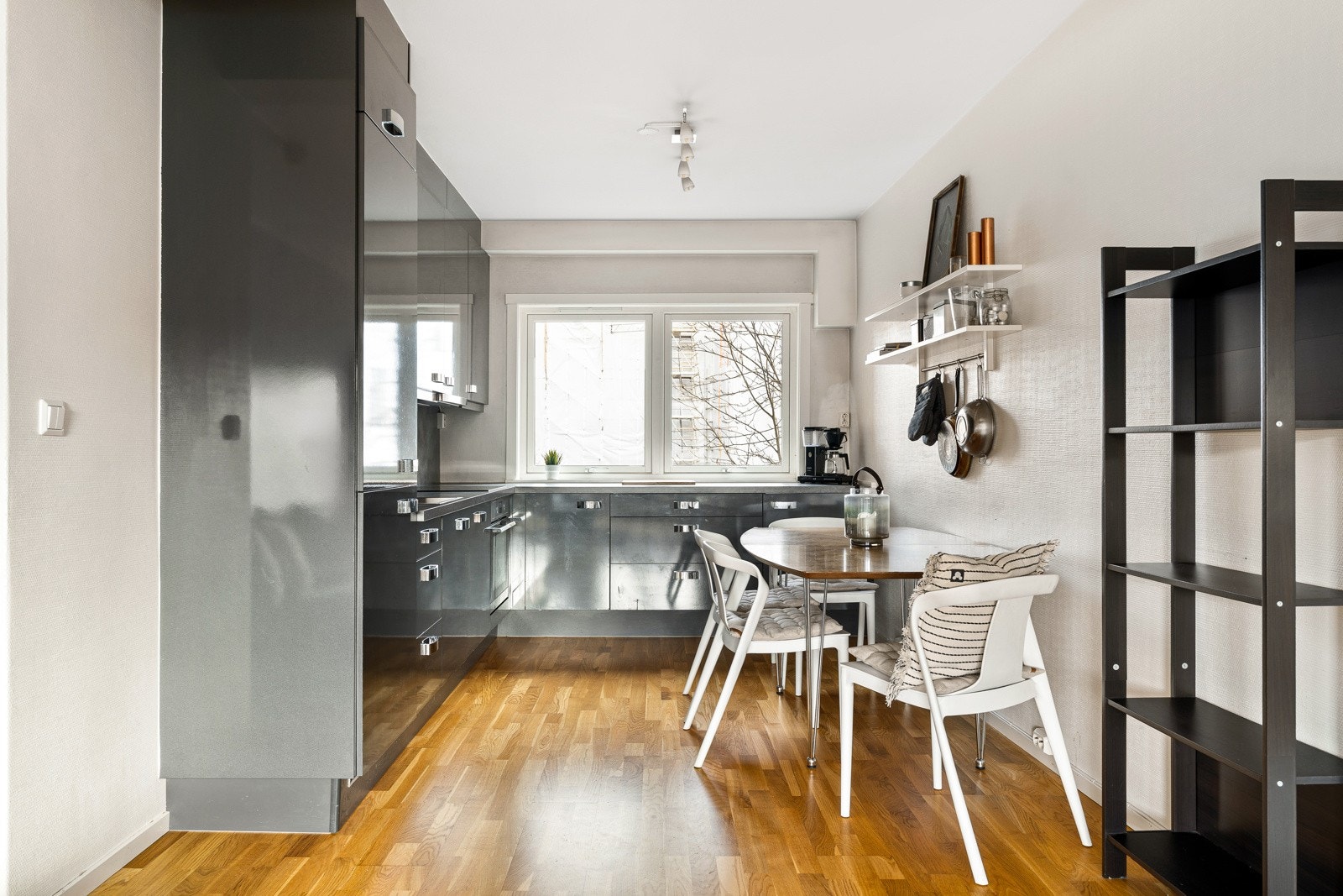 Kvalitetskjøkken fra Trønderkjøkken, oppgradert i 2012/2013 og har fått TG1 i tilstandsrapporten. Galleribilde