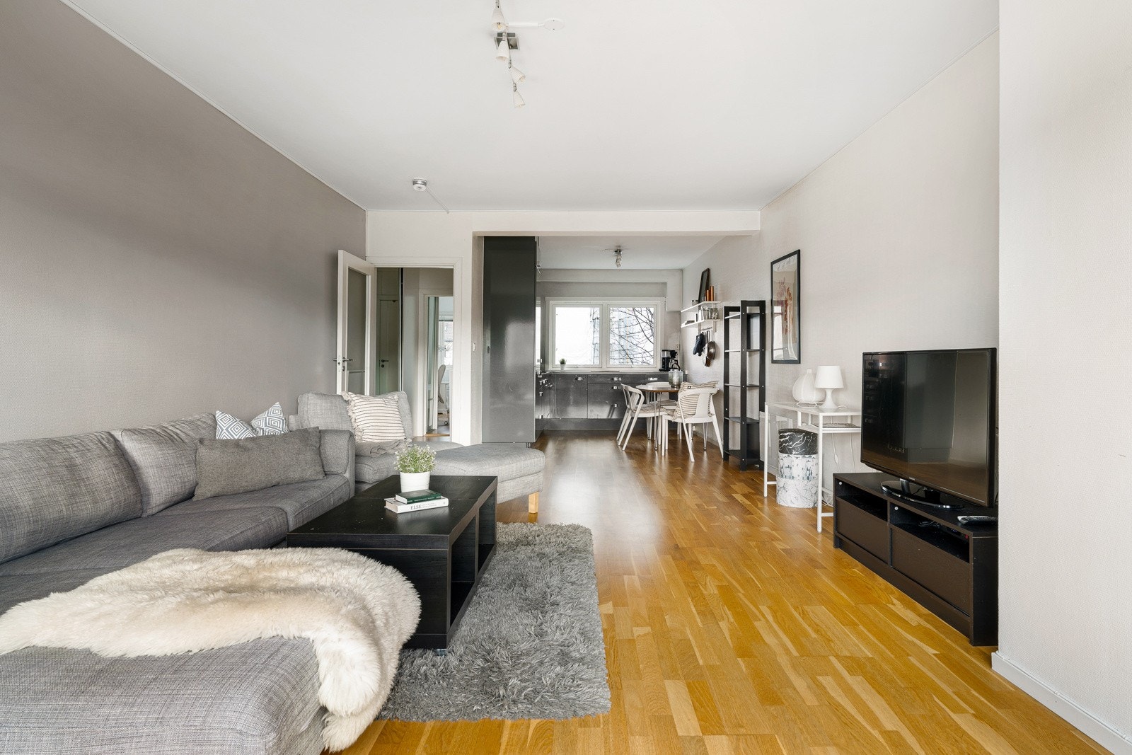 Det er god plass til ønsket møblement som en stor sofagruppe og tilhørende mediemøblement. Galleribilde