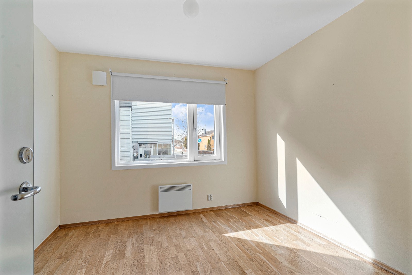 Stuen/soverommet er på 10 kvm og er malt i lyse farger. Galleribilde