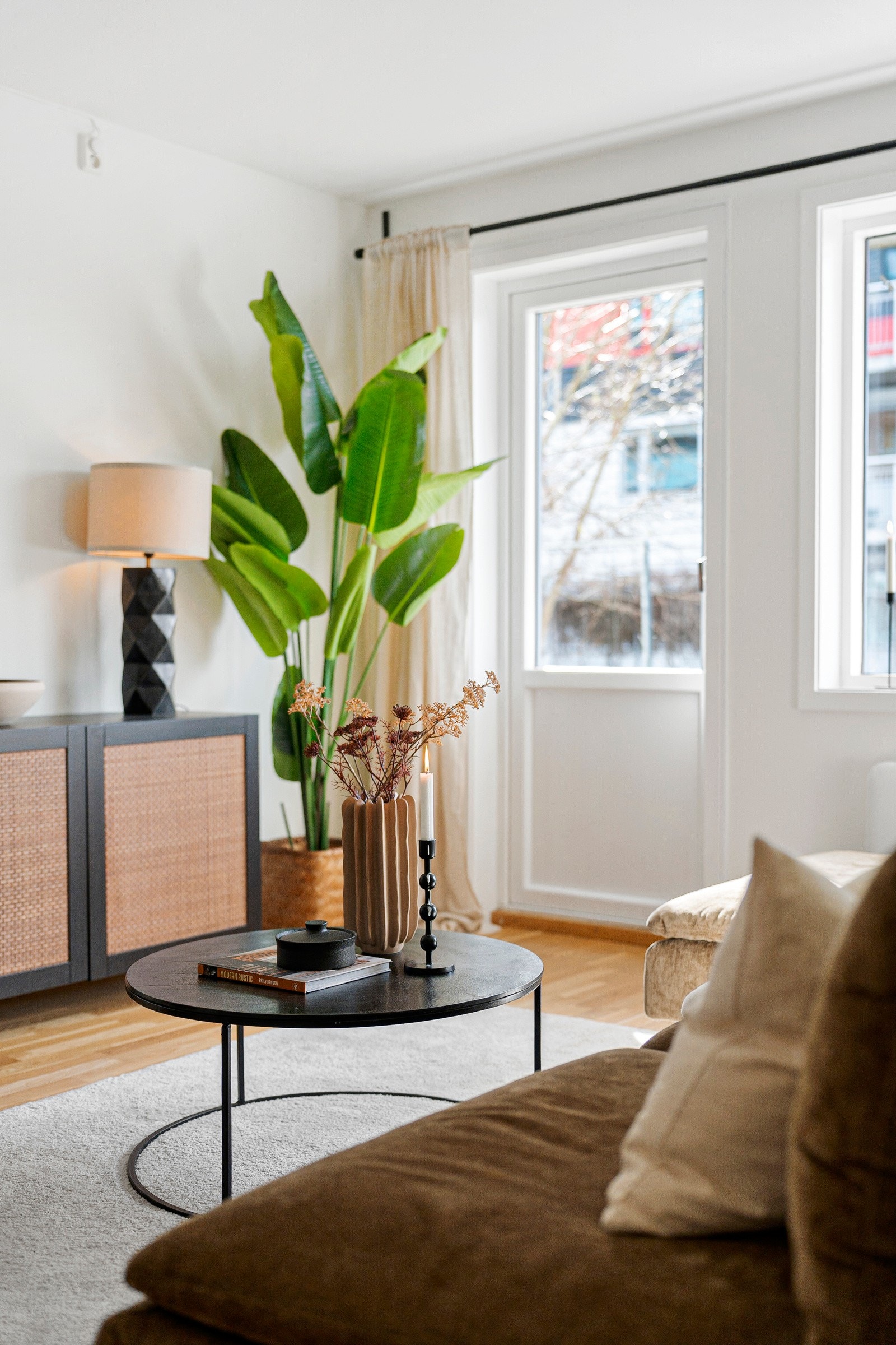 Fra stuen er det utgang til den sørvestvendte markterrassen med flotte solforhold. Galleribilde