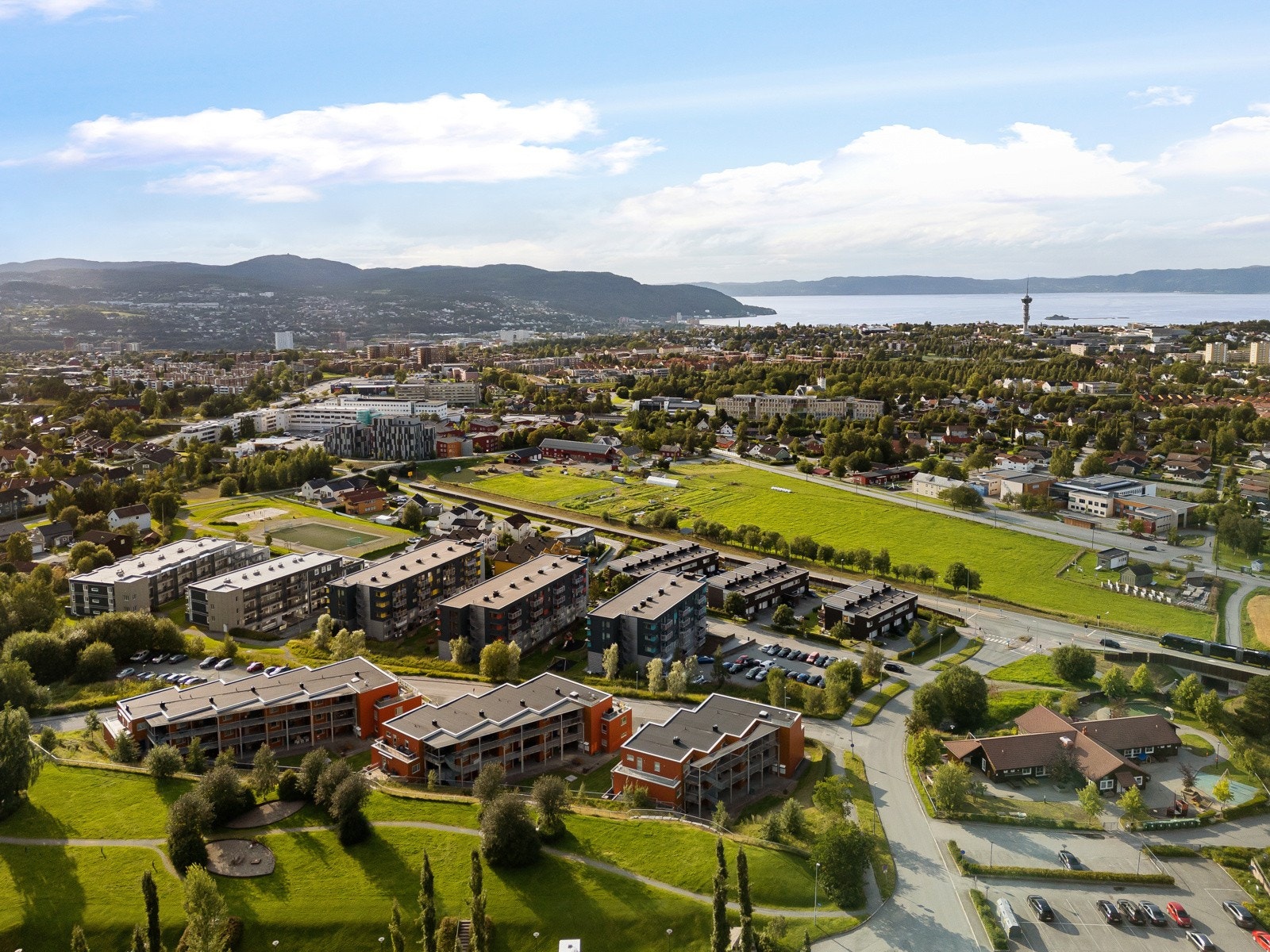 På Bergheim har du kort vei til flotte turløyper mot Dragvoll og Estenstadmarka. Det er kort avstand til metrobussen, dagligvare, NTNU og en rekke servicefunksjoner. Galleribilde